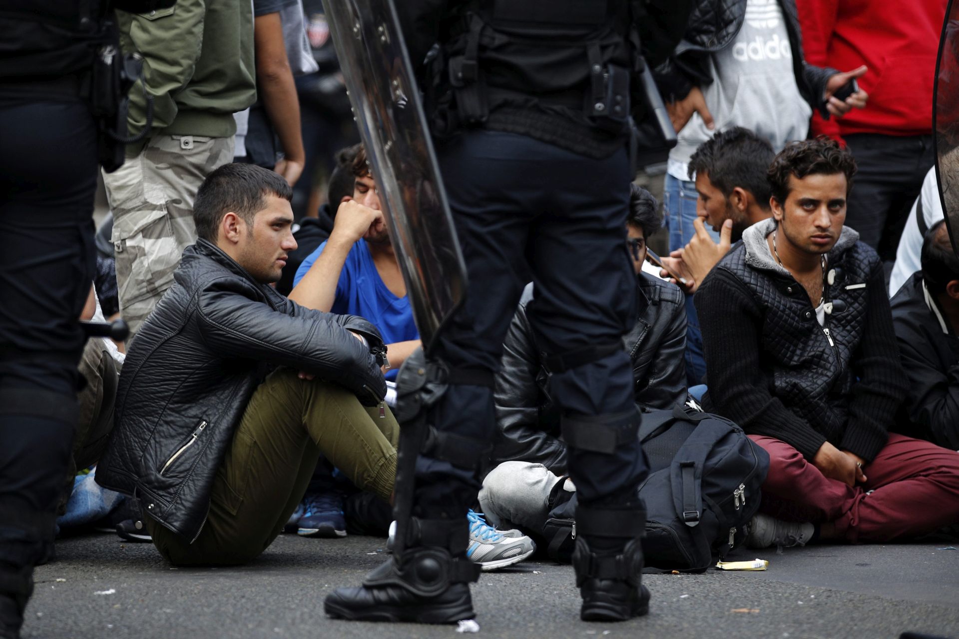 epa05541964 Migrants wait to be evacuated by French riot police from a temporary makeshift camp at the 'Avenue de Flandre' in the North of Paris, France, 16 September 2016. The migrants' situation is reported to be still problematic, noticeably in Paris, as thousands of migrants are on their way to Calais from where they hope to enter Britain. Many of them return from Calais to Paris and settle in the French capital in temporary makeshift camps.  EPA/YOAN VALAT