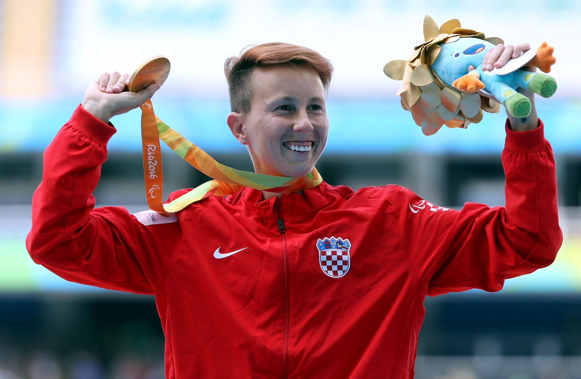 Rio de Janeiro, 15.09.2016 - Dodjela medalja za natjecanje u skoku u dalj u kategoriji osoba s intelektualnim tekoèama na Paraolimpijskim igrama u Rio de Janeiru. Na slici hrvatska atletièarka Mikela Ristoski sa zlatom.
foto HINA / Damir SENÈAR / ds