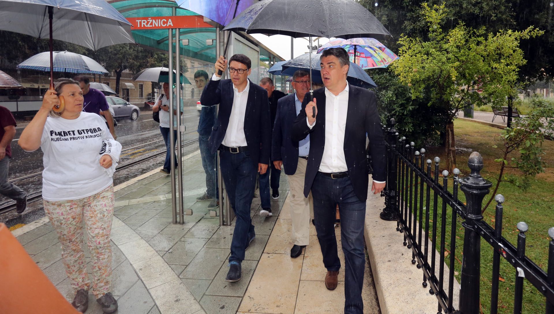 05.09.2016., Rijeka - Clanovi Narodne koalicije predvodjene SDP-om i Zoranom Milanovicem prosetali su gradom, te su se druzili s gradjanima. Zoran Milanovic, Zeljko Jovanovic.  Photo: Goran Kovacic/PIXSELL