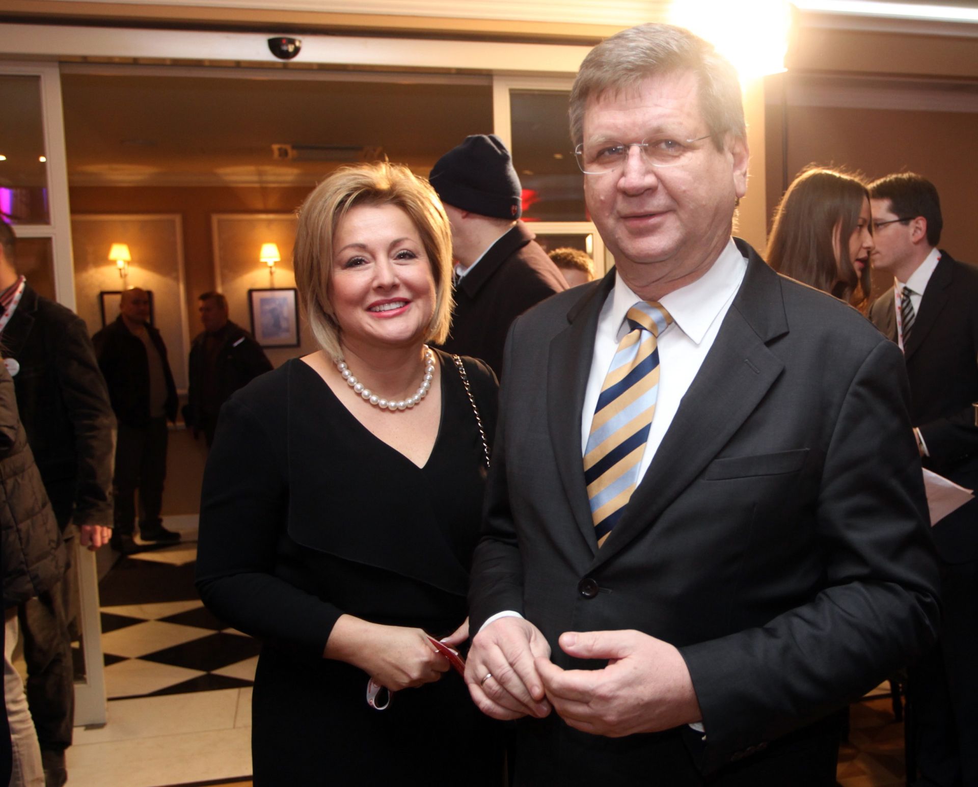 20.12.2013., Zagreb - Tijekom koncerta zaklade Ana Rukavina pod nazivom Zelim zivot koji se odrzava na Trgu bana Josipa Jelacica u Gradskoj kavani ljudi iz javnog zivota javljaju se na telefone u call centru te time pomazu u prikupljanju daljnjih sredstava za Zakladu.
Photo: Goran Jakus/PIXSELL