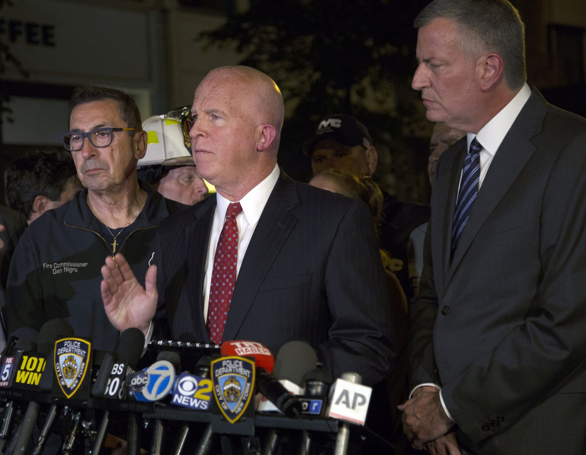 epa05545419 New New York City Police Commissioner  James O'Neill (C), Mayor Bill de Blasio (R) and New York City Fire Commissioner Daniel A. Nigro (L) address the media on the scene where an explosion on 23rd Street between 6th and 7th Avenue occurred in the borough of Manhattan in New York, USA, 17 September 2016. At least 29 people were injured by the explosion which is under investigation.  EPA/ALBA VIGARAY