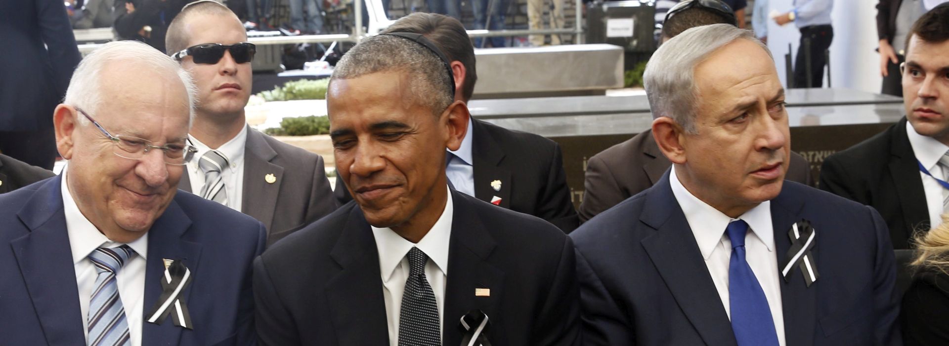 epa05563277 US President Barack Obama (C) sits next to Israeli Prime Minister Benjamin Netanyahu (R) and Israeli President Reuven Rivlin (L) during the funeral of former Israeli President and Nobel Peace Prize winner, Shimon Peres, at Mount Herzl National Cemetery, Jerusalem, Israel, 30 September 2016. Peres died on September 28 at age 93.  EPA/RONEN ZVULUN / POOL