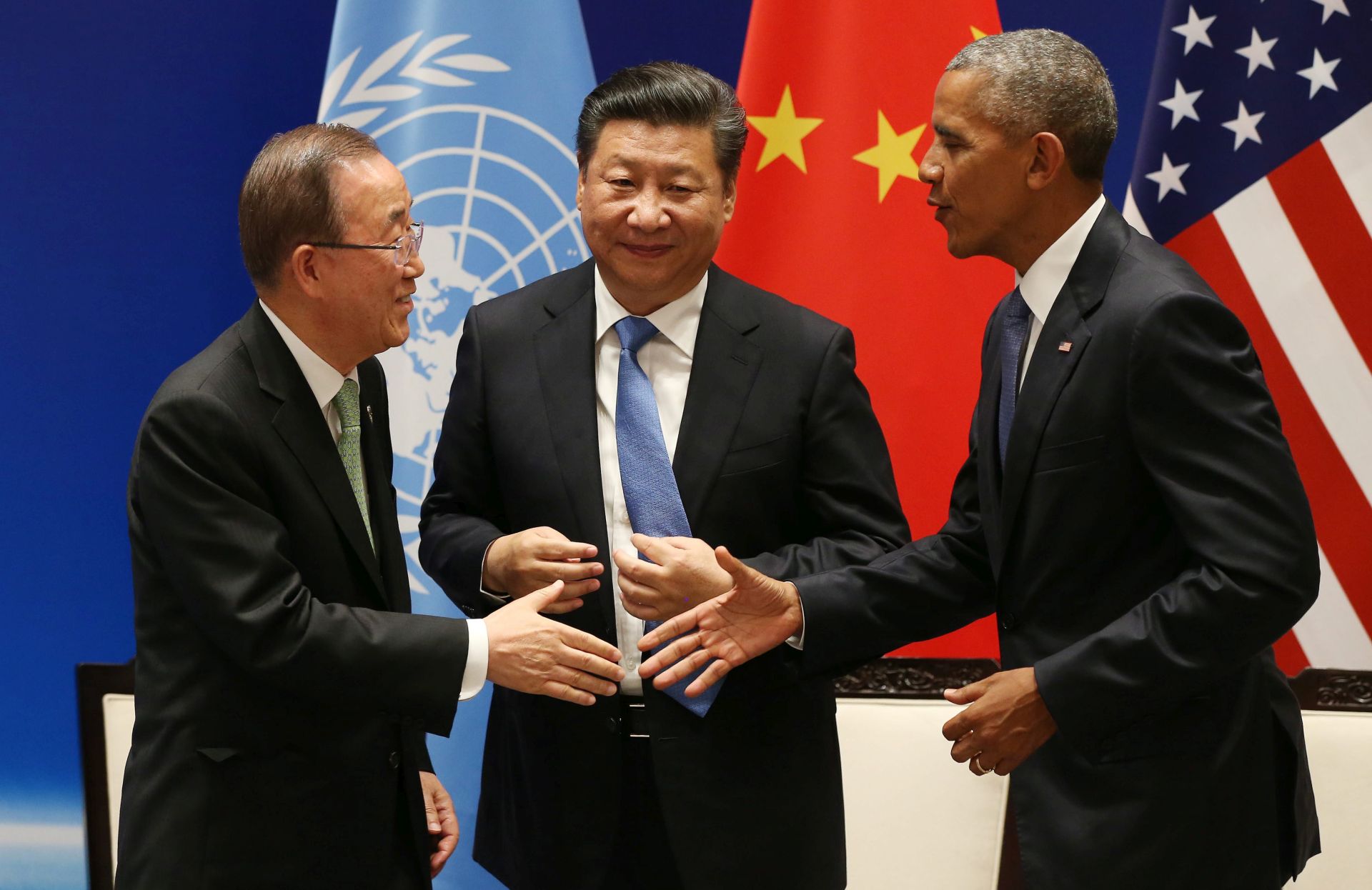 epa05521770 Chinese President Xi Jinping (R) shakes hands with US President Barack Obama and UN Secretary General Ban Ki-moon during a joint ratification of the Paris climate change agreement at the West lake State Guest House in Hangzhou, China, 03 September 2016. The G20 Summit will be held in Hangzhou on 04 to 05 September.  EPA/HOW HWEE YOUNG