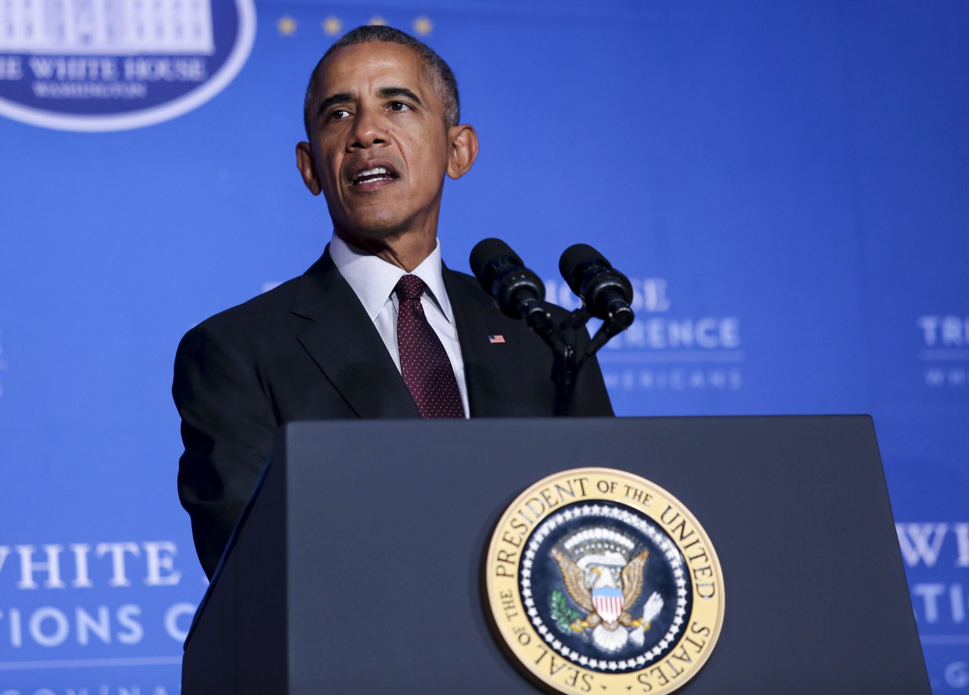 epa05557500 US President Barack Obama speaks at the 2016 White House Tribal Nations Conference at the Andrew W. Mellon Auditorium, in Washington, DC, USA, 26 September 2016. The conference provides tribal leaders with opportunity to interact directly with federal government officials and members of the White House Council on Native American Affairs.  EPA/AUDE GUERRUCCI / POOL
