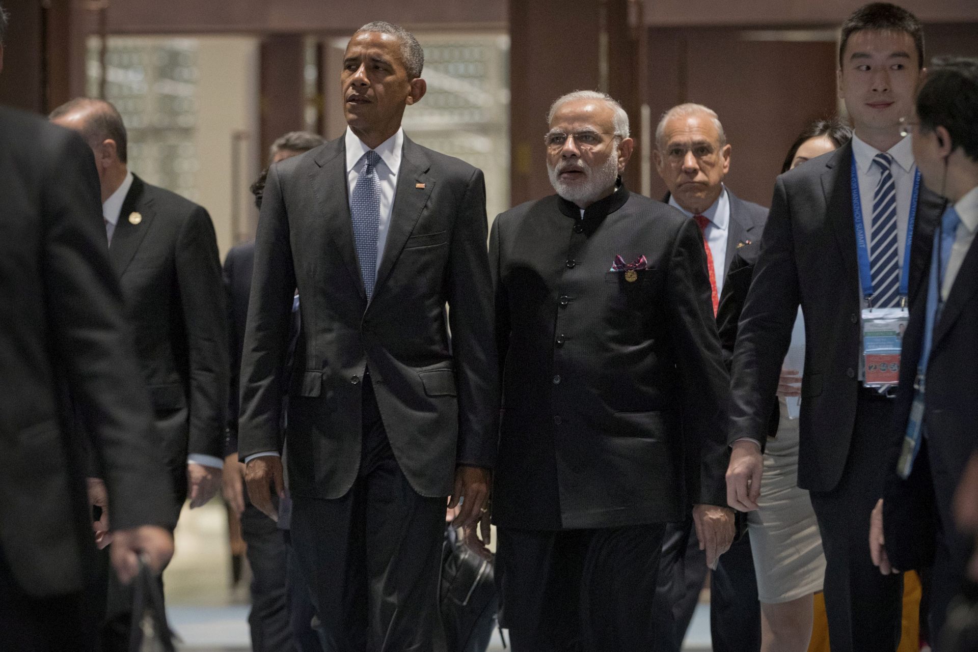 epa05523294 U.S. President Barack Obama, left, and Indian Prime Minister Narendra Modi arrive for the opening ceremony of the G-20 Summit in Hangzhou in eastern China's Zhejiang province, Sunday, Sept. 4, 2016.  EPA/Mark Schiefelbein