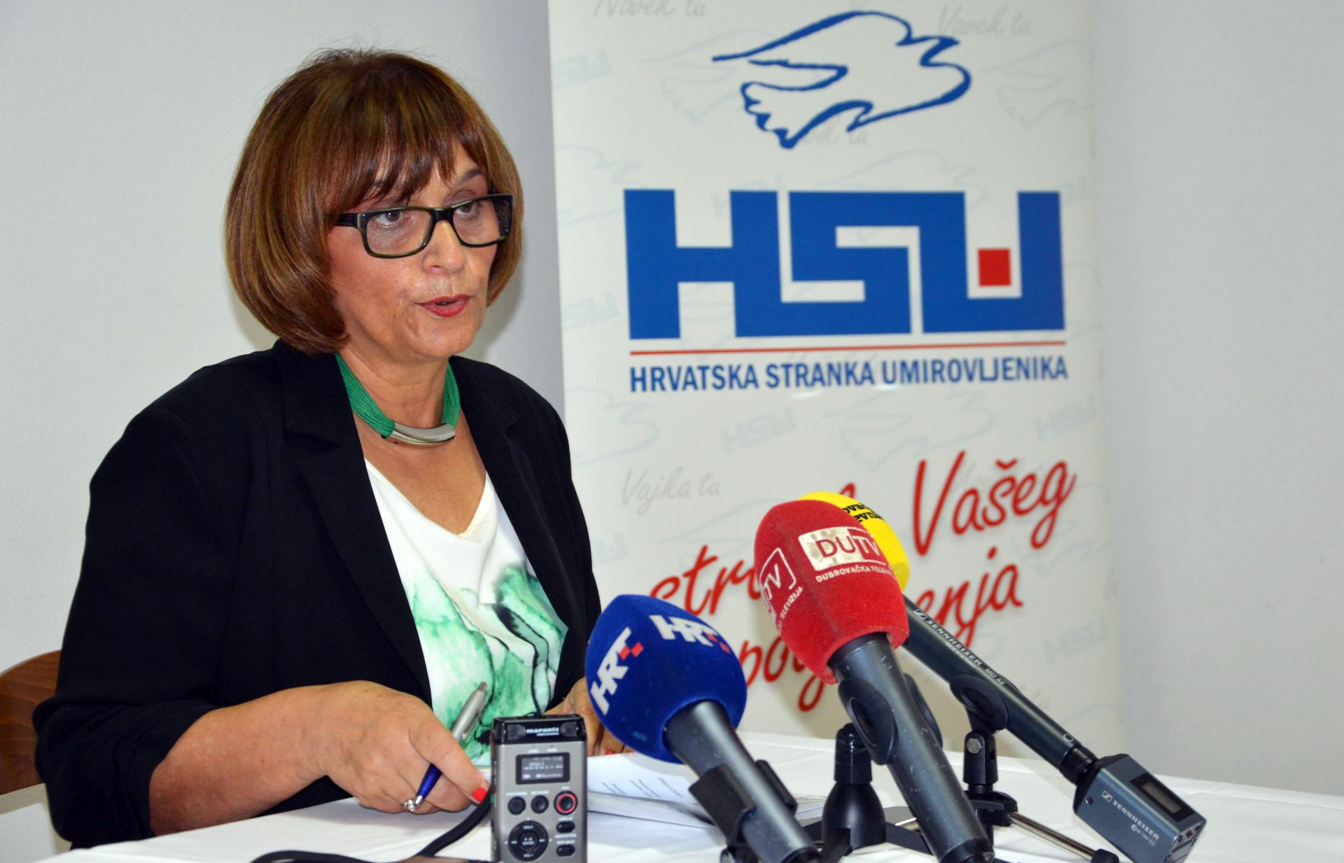 Dubrovnik, 19. rujna 2016. - Kandidatkinja Narodne koalicije za X. izbornu jedinicu na izborima za Hrvatski sabor Olga Muratti rekla je u ponedjeljak u Dubrovniku kako ima rjeenje Dravnog izbornog povjerenstva koje je utvrdilo kako je oteæena za 107 preferencijalnih glasova te zatraila sankcije i novo prebrojavanje glasova za sve kandidate, a u suprotnom je najavila podizanje kaznene prijave protiv nepoznatih poèinitelja.
foto HINA / Nika MILETIÆ / mm
