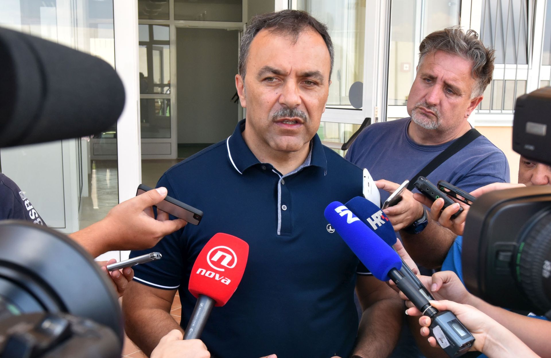 Tovarnik, 02. rujna 2016. - Ministar unutarnjih poslova Vlaho Orepiæ posjetio je Tranzitni prihvatni centar za strance u Tovarniku gdje je dao izjavu za medije vezano uz stanje na dravnoj granici Republike Hrvatske. Na fotografiji ministar Orepiæ tijekom izjave za medije.
foto HINA / mm