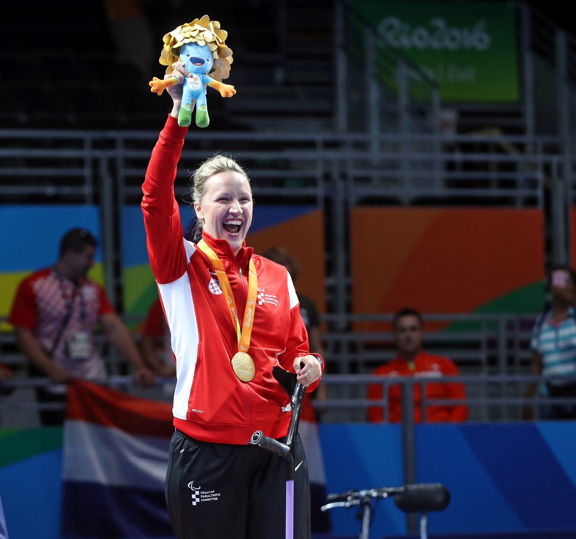 Rio de Janeiro, 13.09.2016 - Po prvi put na paraolimpijskim igrama u Rio de Janeiru sluala se 'Lijepa' naa' nakon to je stolnotenisaèica Sandra Paoviæ osvojila zlato pobijedivi u finalu finalu kategorije 6 Njemicu Stephanie Grebe sa 3-0  (11-2, 11-7, 11-4). Na slici Sandra Paoviæ sa zlatom i predsjednik Hrvatskog paraolimpijskog odbora Ratko Kovaèiæ koji je sudjelovao u sveèanosti dodjele medalja.
foto HINA /Damir SENÈAR /ds