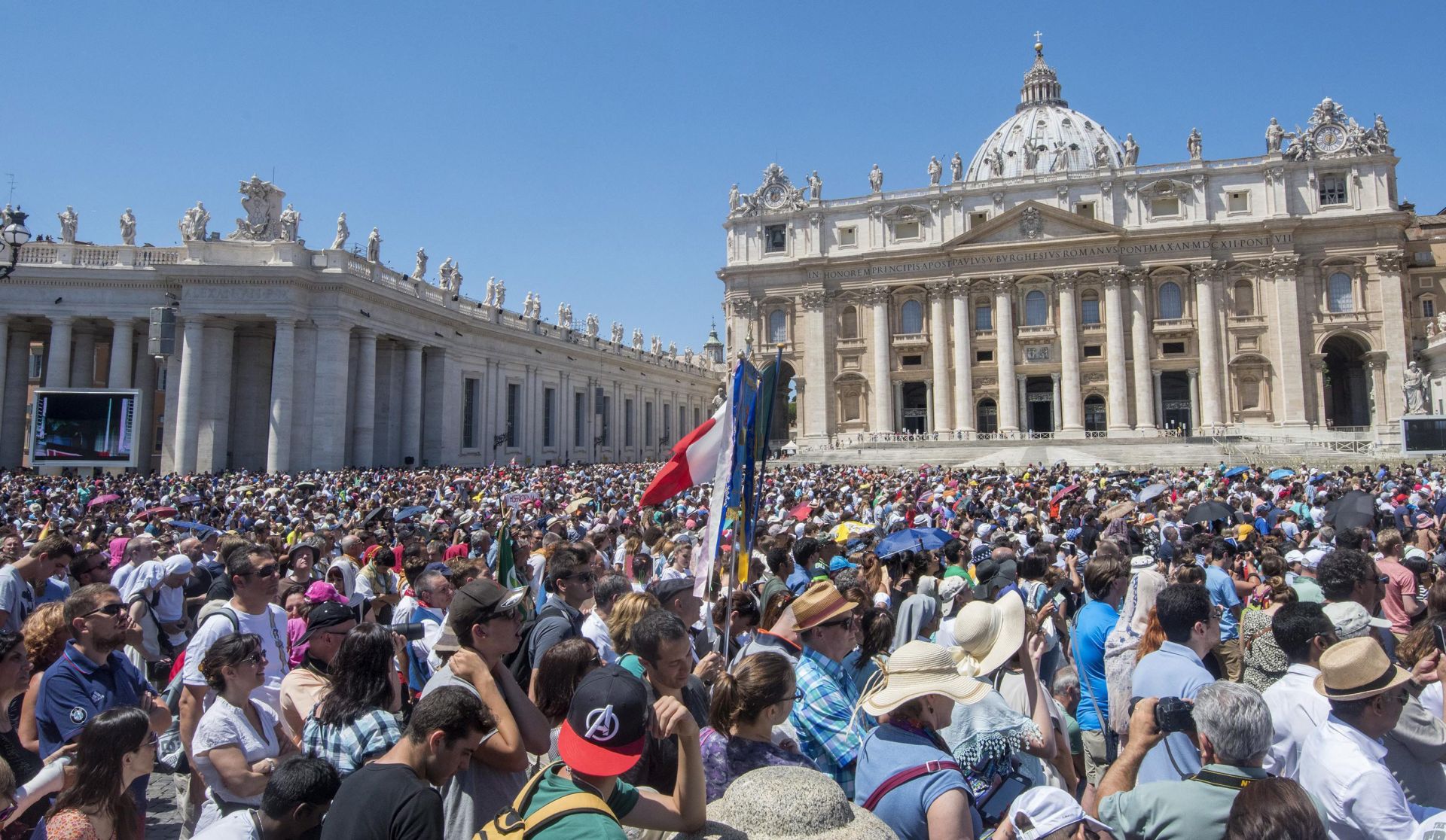 epa05428999 A general view of Saint Peter's Square during Pope Francis' Sunday Angelus Prayer in Vatican City, 17 July 2016.  EPA/CLAUDIO PERI