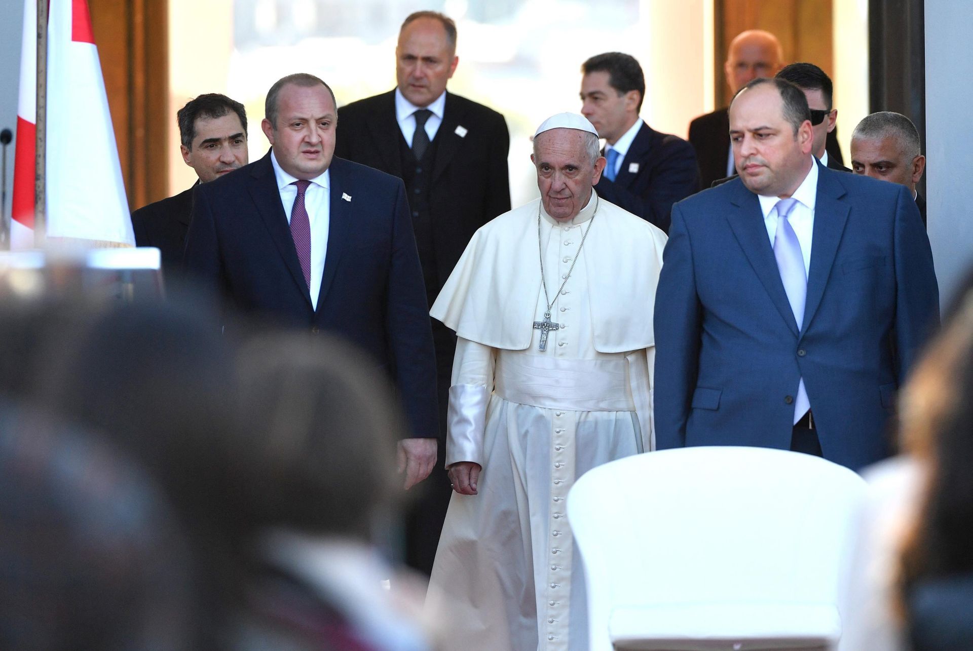 epa05563945 Pope Francis (R), and President of Georgia Giorgi Margvelashvili (L), arrive to address the authorities, the civil society and diplomatic corps in the courtyard of the Presidential Palace, Tiblisi, Georgia, 30 September 2016. The Pope is traveling to Georgia and Azerbaijan for a three-day visit.  EPA/LUCA ZENNARO