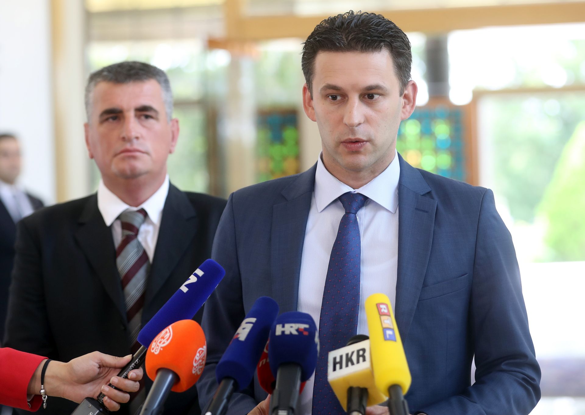 Zagreb, 28.09.2016 - Predsjednica Republike Hrvatske Kolinda Grabar - Kitaroviæ zapoèela je konzultacije s èelnicima parlamentarnih stranaka izabranih u Hrvatski sabor. Na slici Boo Petrov i Miro Bulj.
foto HINA/ Damir SENÈAR /ds