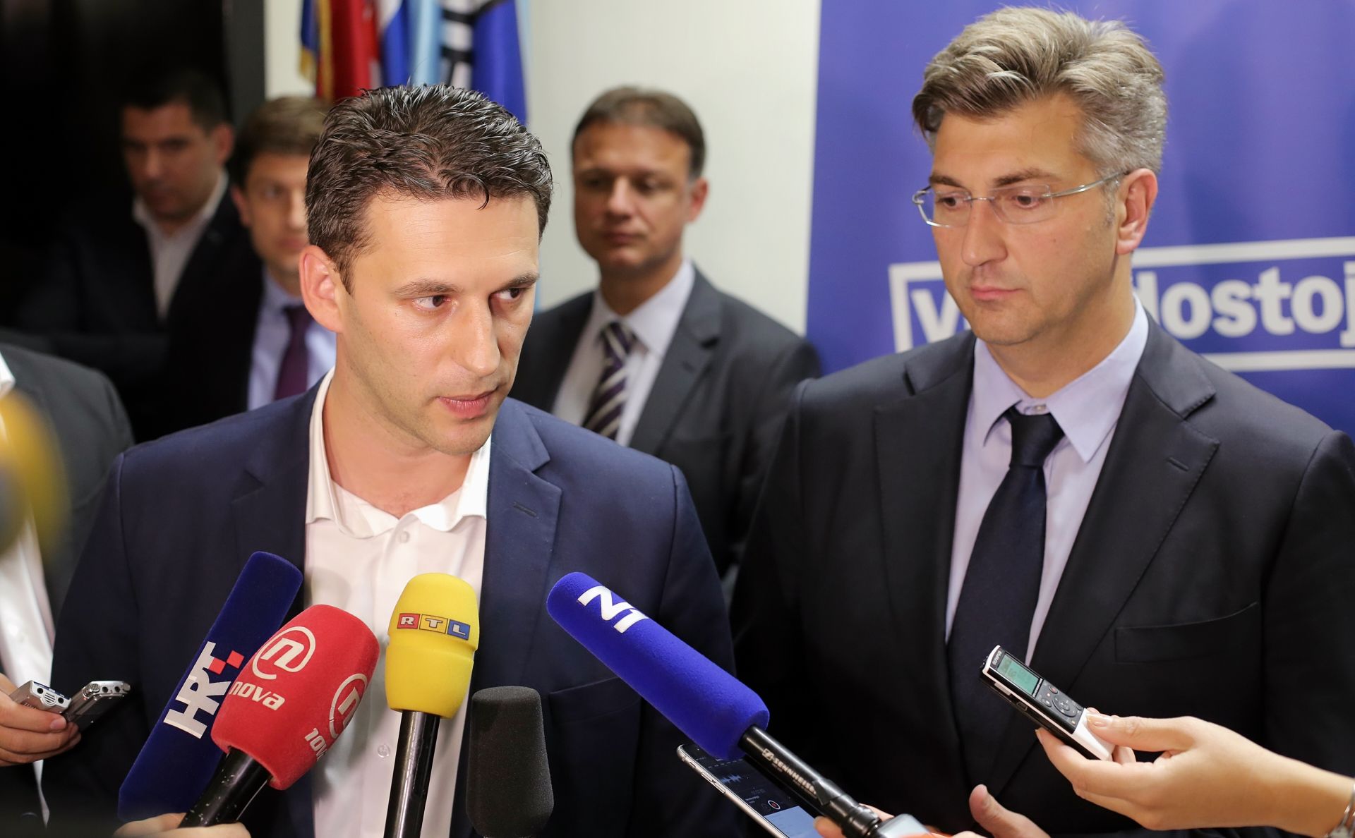 19.09.2016., Zagreb - Zavrsio je drugi krug pregovora celnistva HDZ-a i Mosta o poslijeizbornoj suradnji i sastavljanju Vlade. Dogovorena je platforma za buducu stabilnu Vladu i hodogram promjena. Neke od Mostovih uvjeta moguce je ostvariti odmah, a iduci sastanak je najavljen za iduci ponedjeljak, kazali su Plenkovic i Petrov. Nije se pricalo o ministarstvima, ona ce biti predmet buducih razgovora. 
Photo: Tomislav Miletic/PIXSELL
