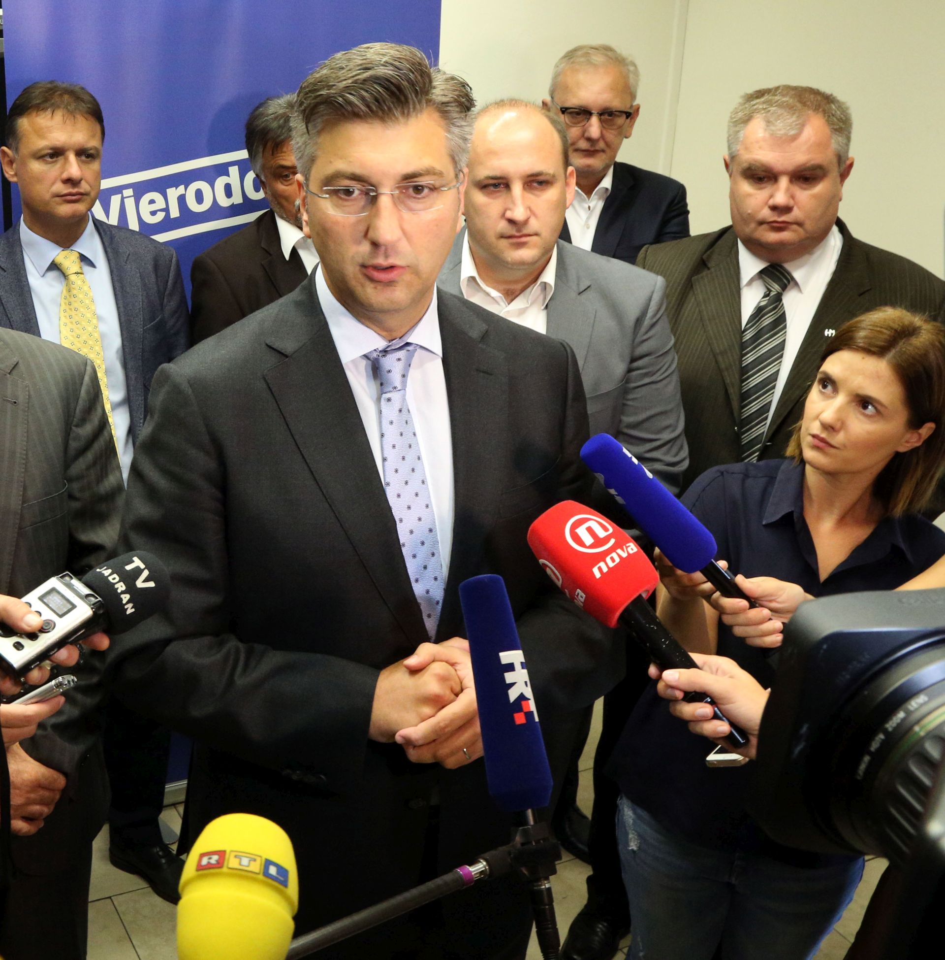 Zagreb, 16.09.2016 - Predsjednik HDZ-a Andrej Plenković i potpredsjednik SDSS-a Milorad Popovac dali su izjavu nakon sastanka HDZ-a i predstavnika nacionalnih manjina. 
Foto HINA/ Dario GRZELJ /dag