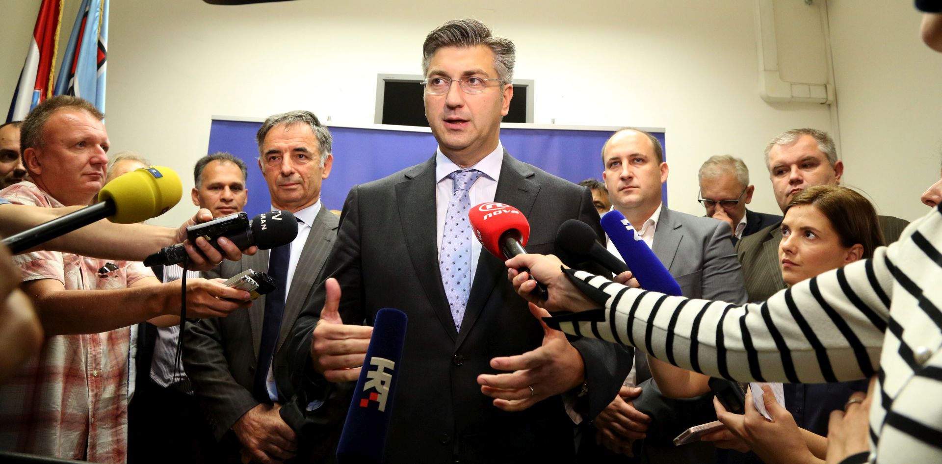 Zagreb, 16.09.2016 - Predsjednik HDZ-a Andrej Plenković i potpredsjednik SDSS-a Milorad Popovac dali su izjavu nakon sastanka HDZ-a i predstavnika nacionalnih manjina. 
Foto HINA/ Dario GRZELJ /dag