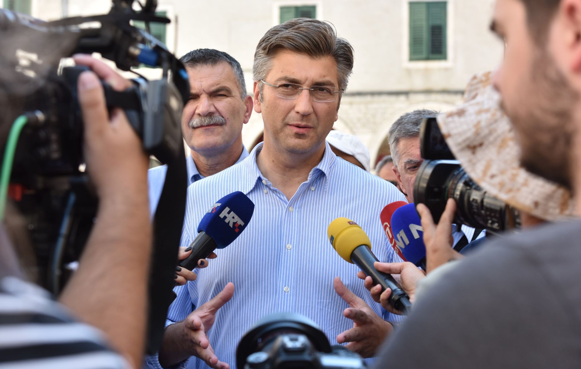 03.09.2016., Sibenik - Andrej Plenkovic sa suradnicima obisao je srednjevjekovni sajam u Sibeniku te se okusao u gadjanju lukom i strijelom.
Photo: Hrvoje Jelavic/PIXSELL