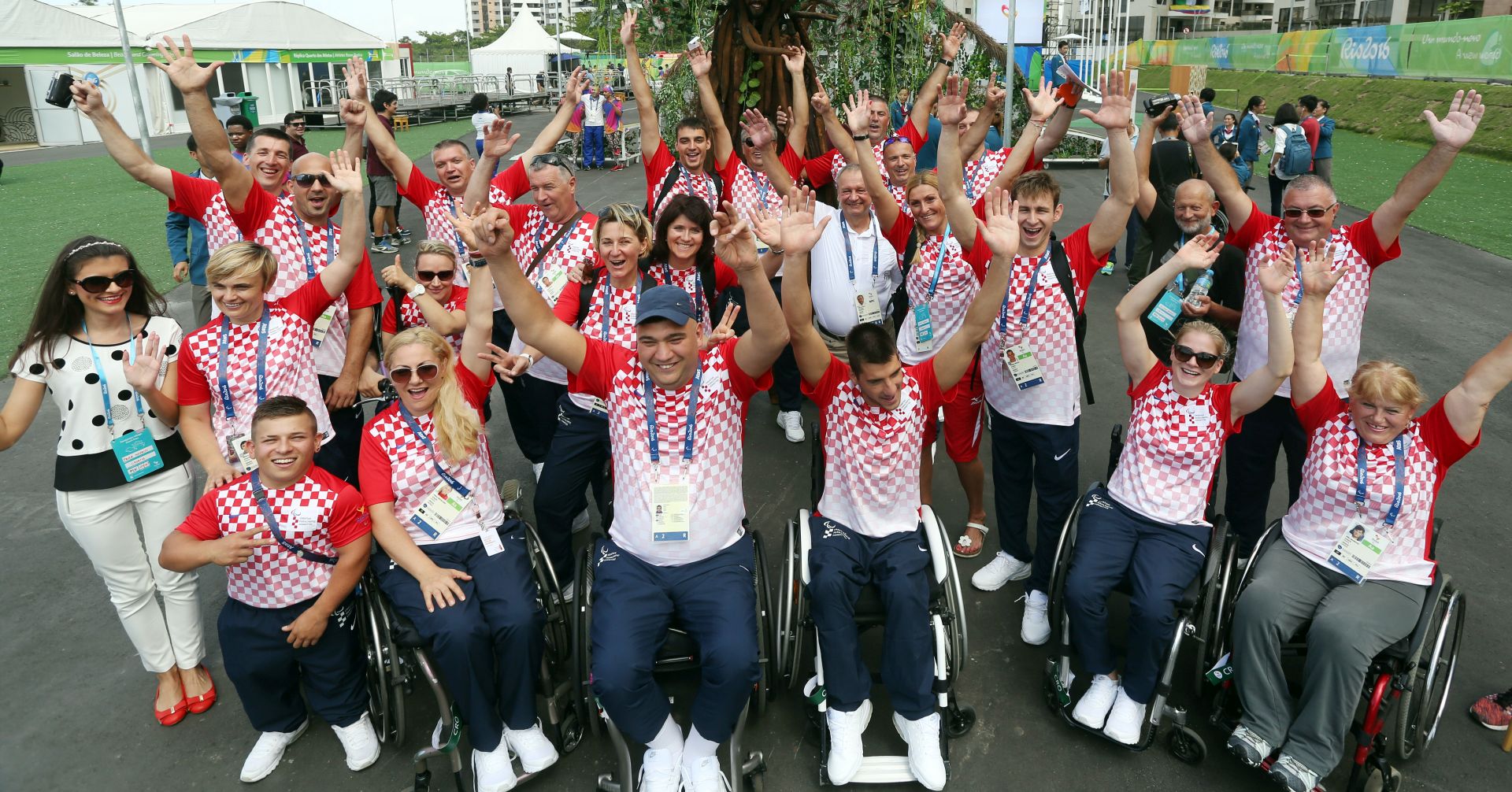 Rio de Janeiro, 05.09.2016 - Sveèanost podizanja Hrvatske zastave u Paraolimpijskom selu pred poèetak Paraolimpijskih igara u Rio de Janeiru. Na slici hrvatski sportai i treneri, predsjednik Hrvatskog paraolimpijskog odbora Ratko Kovaèiæ i pomoænica ministra znanosti, obrazovanja i sporta Janica Kosteliæ.
foto HINA/ Damir SENÈAR /ds
