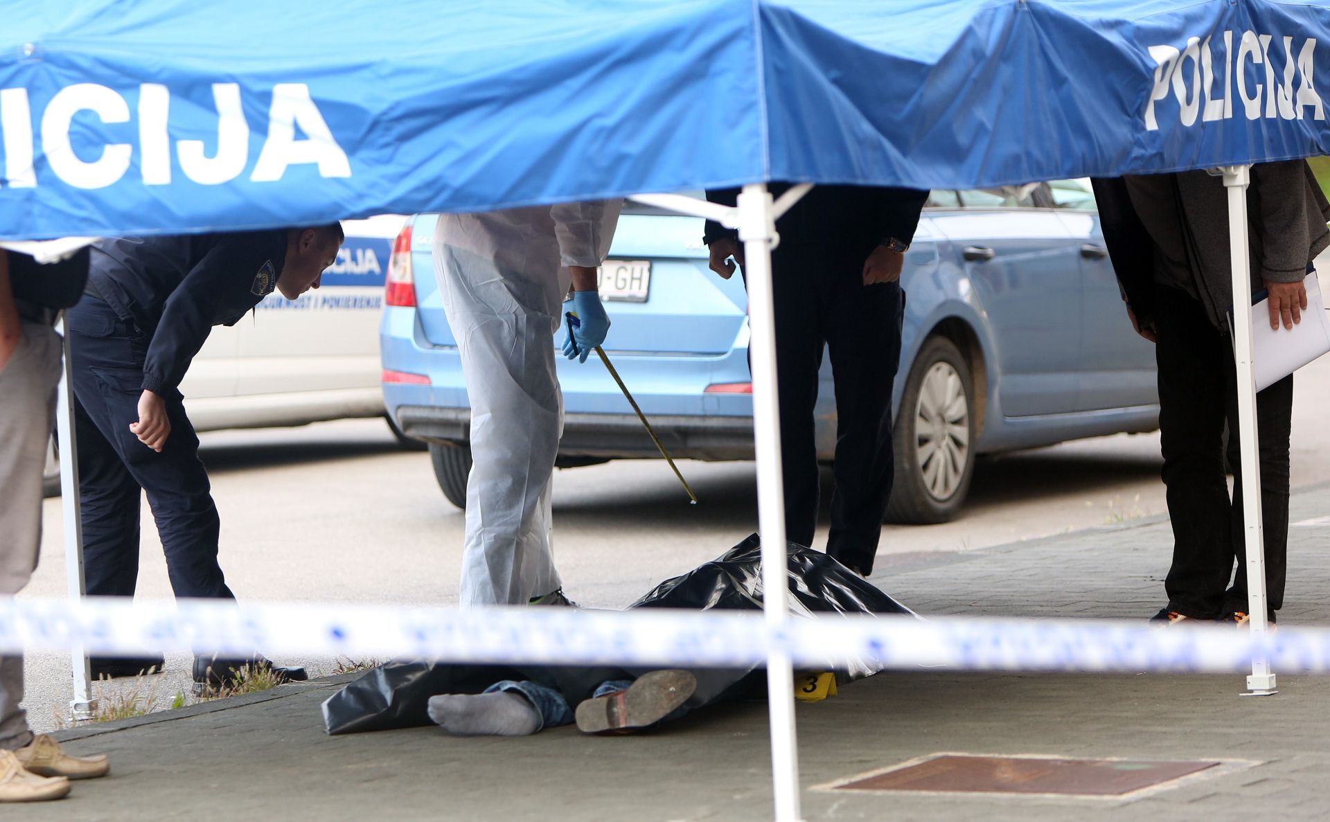 27.09.2016., Karlovac - Ispred stambene zgrade u naselju Luscic pronadjeno je mrtvo tijelo muske osobe. Policijski ocevid na mjestu nesrece. 
Photo: Kristina Stedul Fabac/PIXSELL