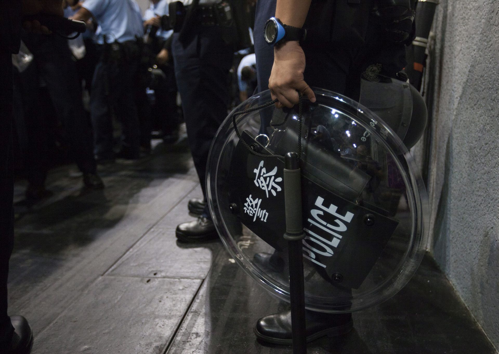 epa05524708 Hong Kong police officers wear riot gear ahead of the announcement of the results of Hong Kong's Legislative Council elections, Hong Kong, China, 05 September 2016. A delay to the counting was caused by long lines at polling stations due to a larger than expected voter turnout, in Hong Kong's most hotly contested elections since the pro-democracy Occupy Central / Umbrella Movement of 2014.  EPA/ALEX HOFFORD