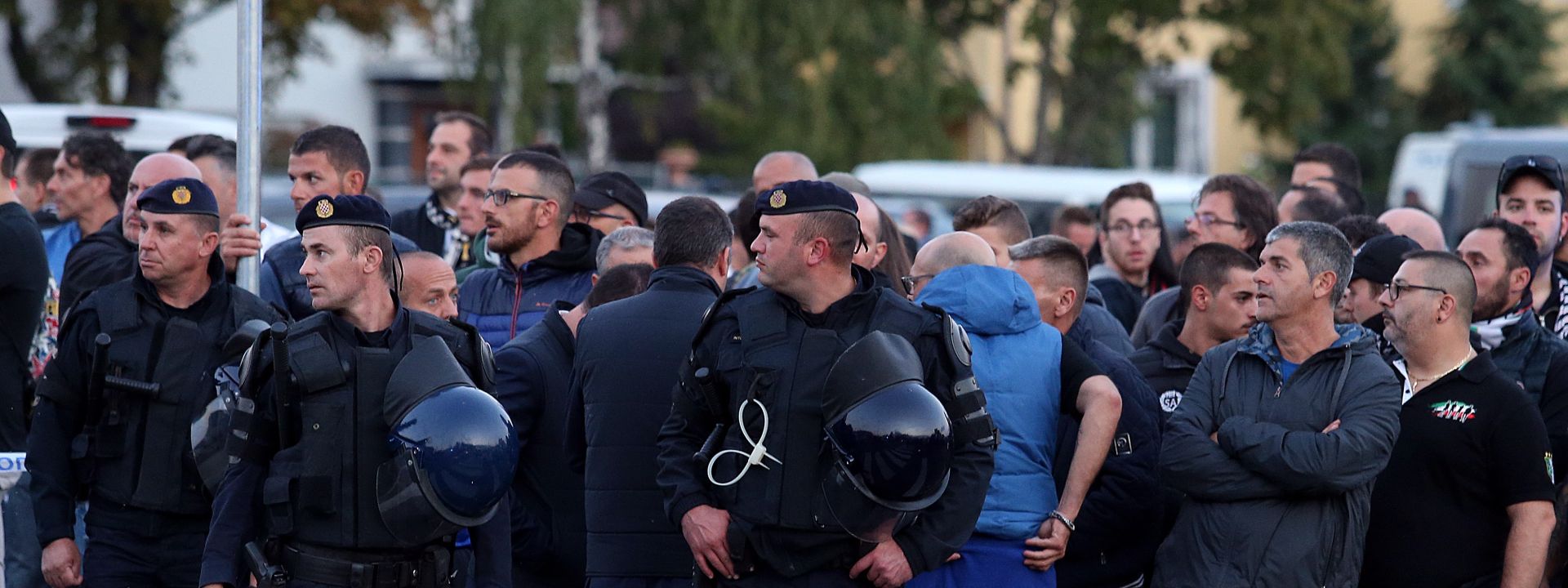 27.09.2016., stadion Maksimir, Zagreb - Liga prvaka, skupina H, 2. kolo, GNK Dinamo - Juventus FC. Dinamovi i Juventusovi navijaci pod budnim okom policije i zastitarskih sluzbi polako pristizu na stadion u Maksimir koji bi veceras trebao biti ispunjen do posljednjeg mjesta. 
Photo: Goran Stanzl/PIXSELL