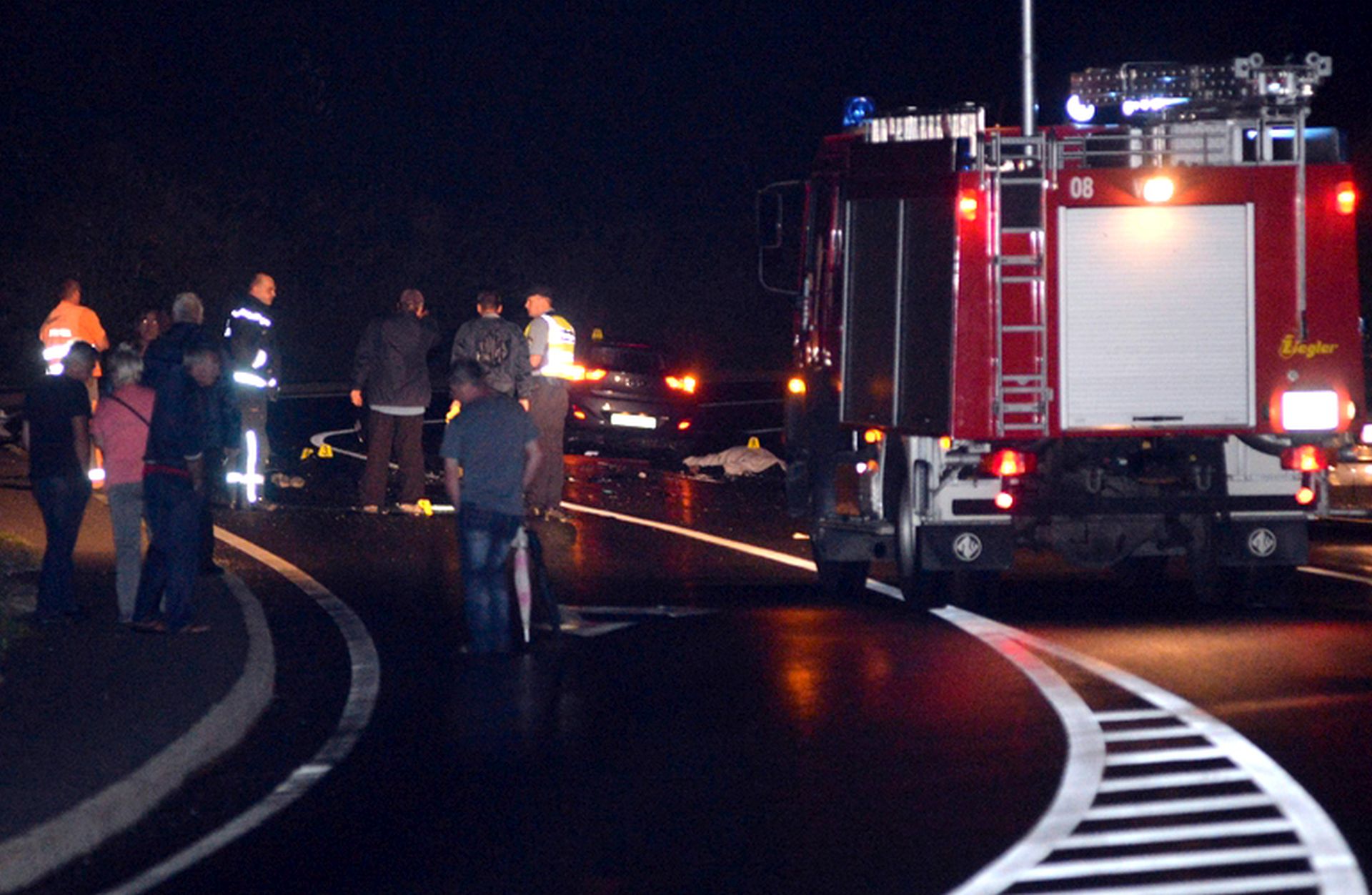 Varadin, 4. rujna 2016. - U tekoj prometnoj nesreæi koja se u nedjelju naveèer dogodila u mjestu Turèin, nedaleko od Varadina, poginule su dvije osobe, a èetiri su ozlijeðene i prevezene u varadinsku Opæu bolnicu, doznaje se iz Policijske uprave varadinske.
foto HINA / Sinia KALAJDIJA / mm