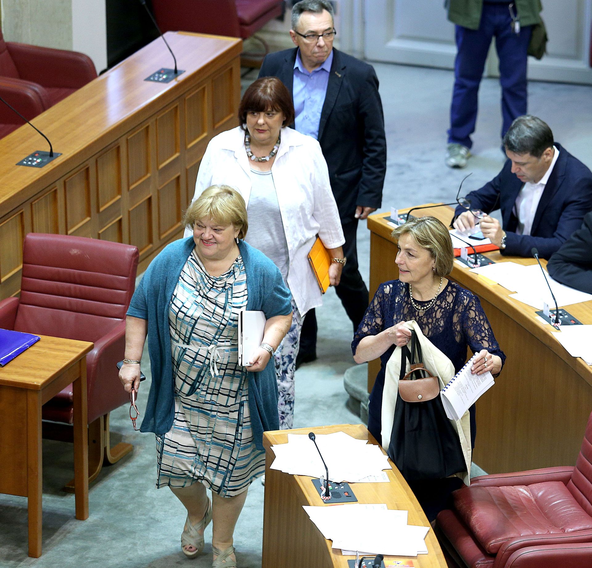 17.06.2016., Zagreb - Nakon sto su SDP i HNS prikupili potreban broj potpisa i podnijeli ih predsjedniku uz zahtjev za raspustanjem Sabora, sjednica je prekinuta do daljnjeg. Anka Mrak Taritas, Vesna Pusic
Photo: Patrik Macek/PIXSELL