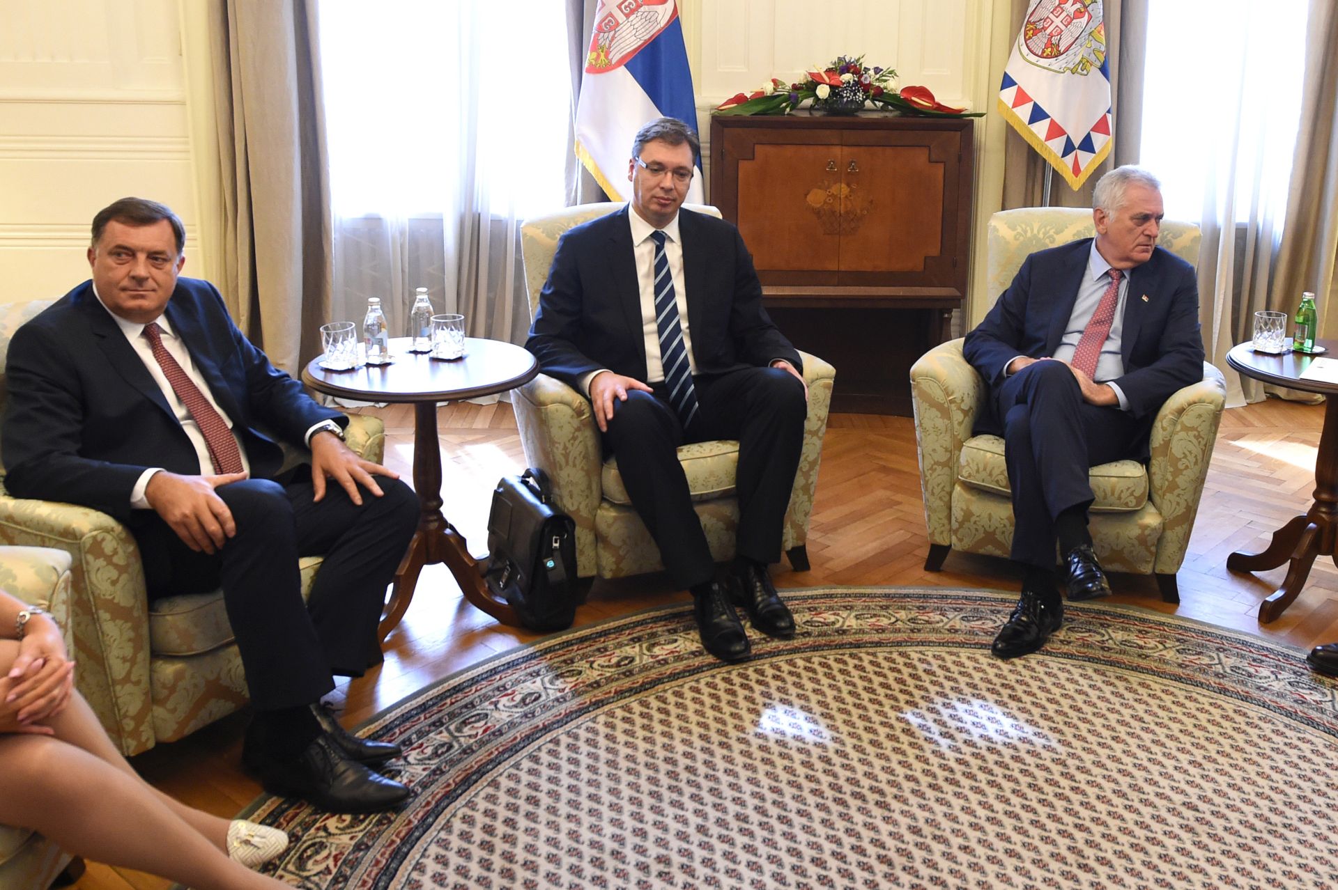 Beograd, 1.9.2016 - Predsjednik Srbije Tomislav Nikoliæ i premijer Aleksandar Vuèiæ nisu pruili potporu odravanju najavljenog referenduma u Republici Spskoj, ali ni na koji naèin nisu eljeli utjecati na promjenu politièkih stajalita legitimno izabranih politièara u tom entitetu BiH, priopæeno je danas je u Beogradu poslije sastanka najviih dunosnika Srbije i Republike Srpske. Na slici Milorad Dodik, Aleksandar Vuèiæ i Tomislav Nikoliæ tijekom sastanka. 
foto HINA/ TANJUG / DRAGAN KUJUNDZIC / ua