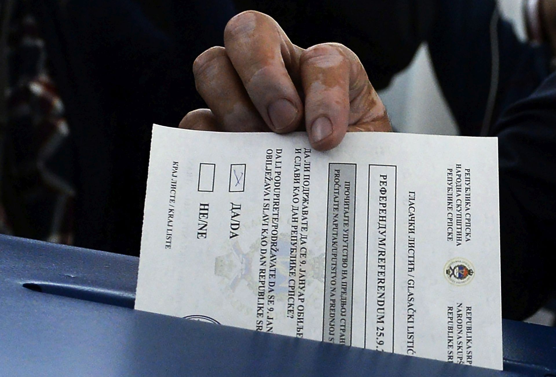 Banja Luka, 24. rujna 2016. - Najvii dunosnici bosanskih Srba glasovali su u nedjelju na referendumu koji se provodi u Republici Srpskoj, a predsjednik tog entiteta Milorad Dodik koji je doao glasovati u pratnji supruge i sina bio je vrlo suzdran u izjavi pozvavi tek sve koji na to imaju pravo da izaðu na biralita. foto HINA / Tanja VALIÈ / TANJUG / mm
