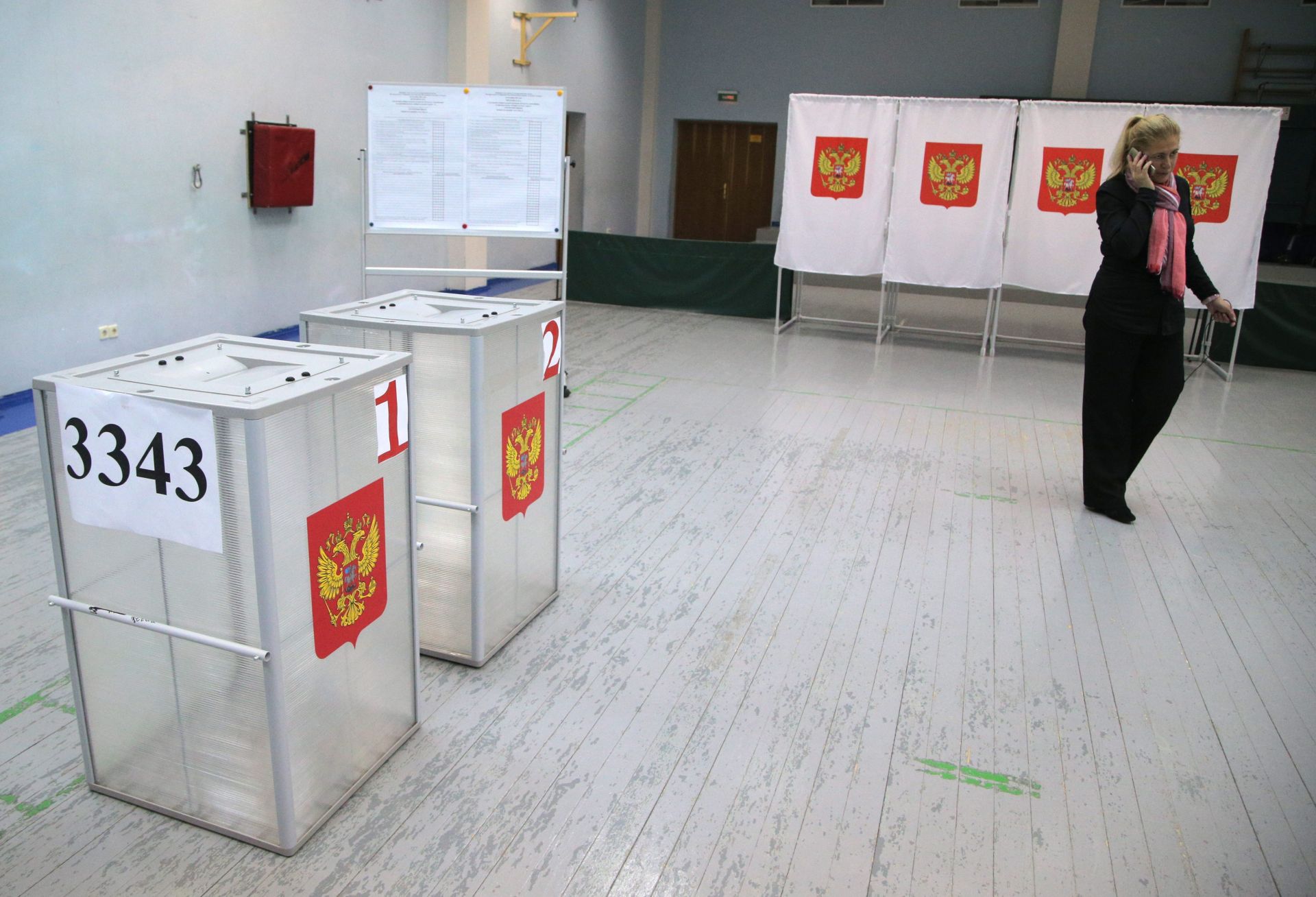 epa05542736 A member of the local election commission prepares a polling station at a local school  in Moscow, Russia, 16 September 2016. Parliamentary elections in Russia are scheduled to be held on 18 September 2016.  EPA/MAXIM SHIPENKOV