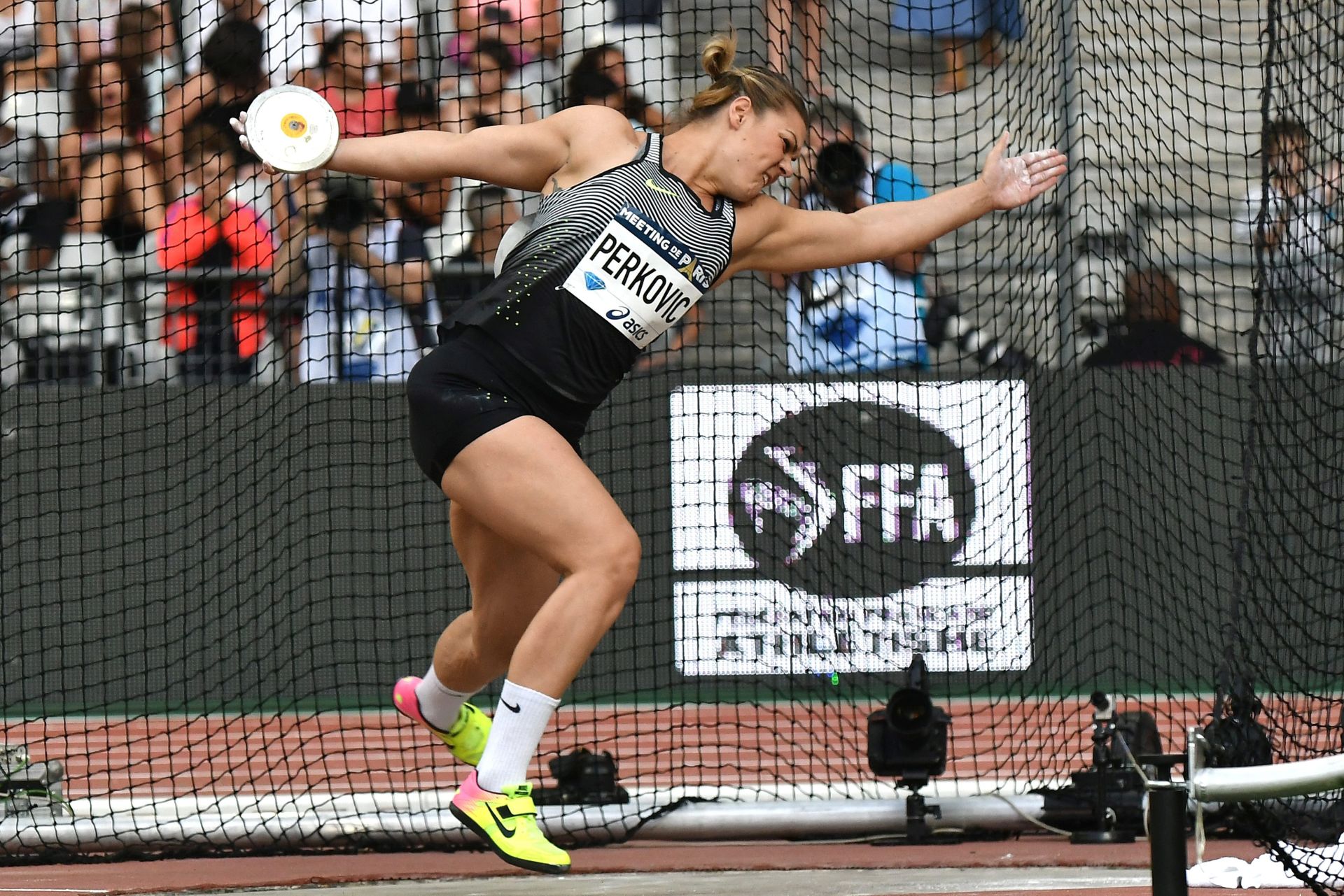 epa05512360 Sandra Perkovic of Croatia in action during the Women's Discus Throw competition at the IAAF Diamond League meeting at Stade de France in Saint-Denis, near Paris, France, 27 August 2016.  EPA/CHRISTOPHE PETIT TESSON