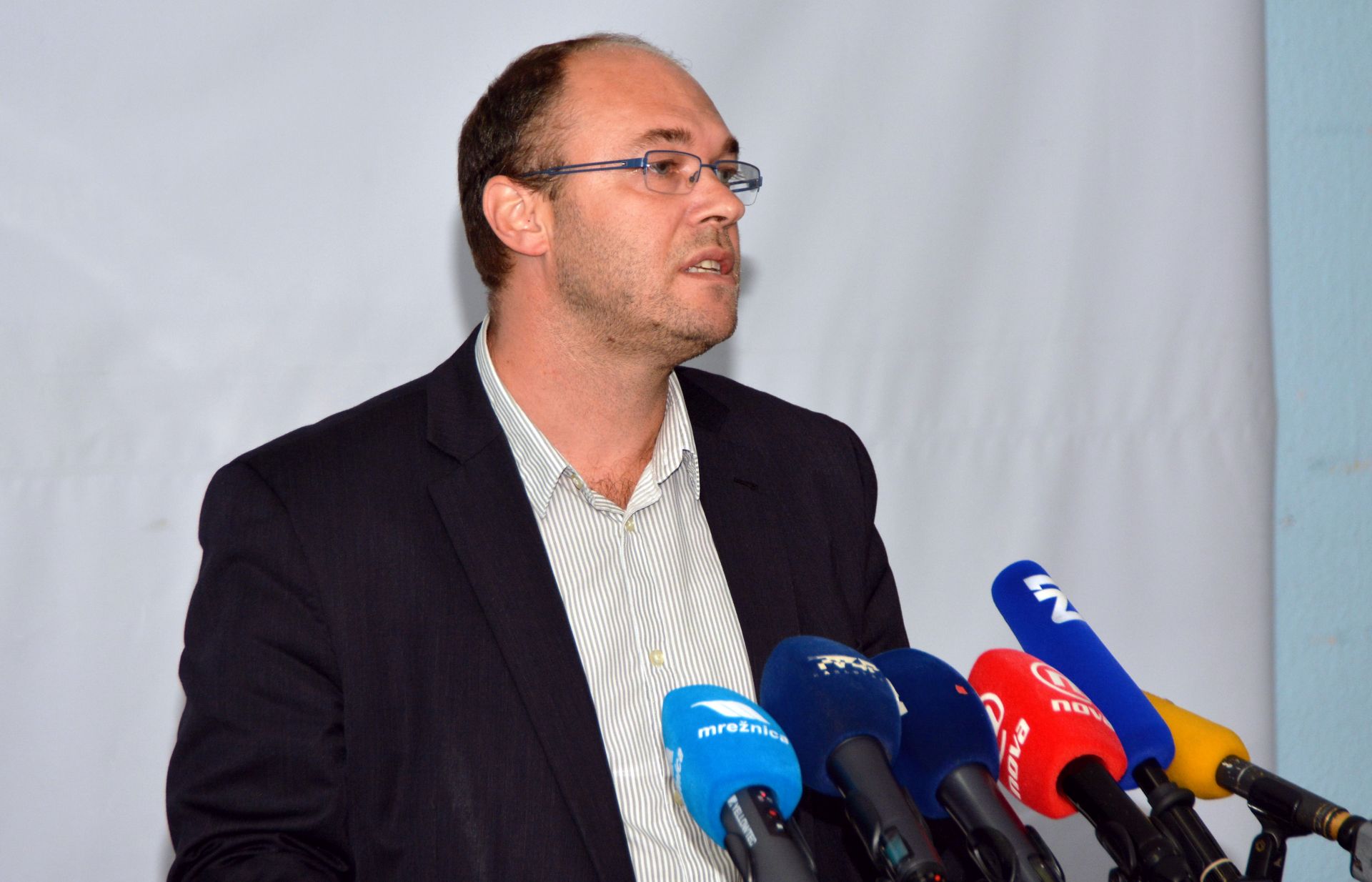 Karlovac, 6. rujna 2016. - Nositelj HDZ-ove liste za VII. izbornu jedinicu Davor Ivo Stier odrao je u Karlovcu izvanrednu konferenciju za medije na kojoj se osvrnuo na prethodne izjave predsjednika HSS-a Kree Beljaka izreèene na njegov raèun. 
foto HINA / Mladen VOLARIÆ / mm