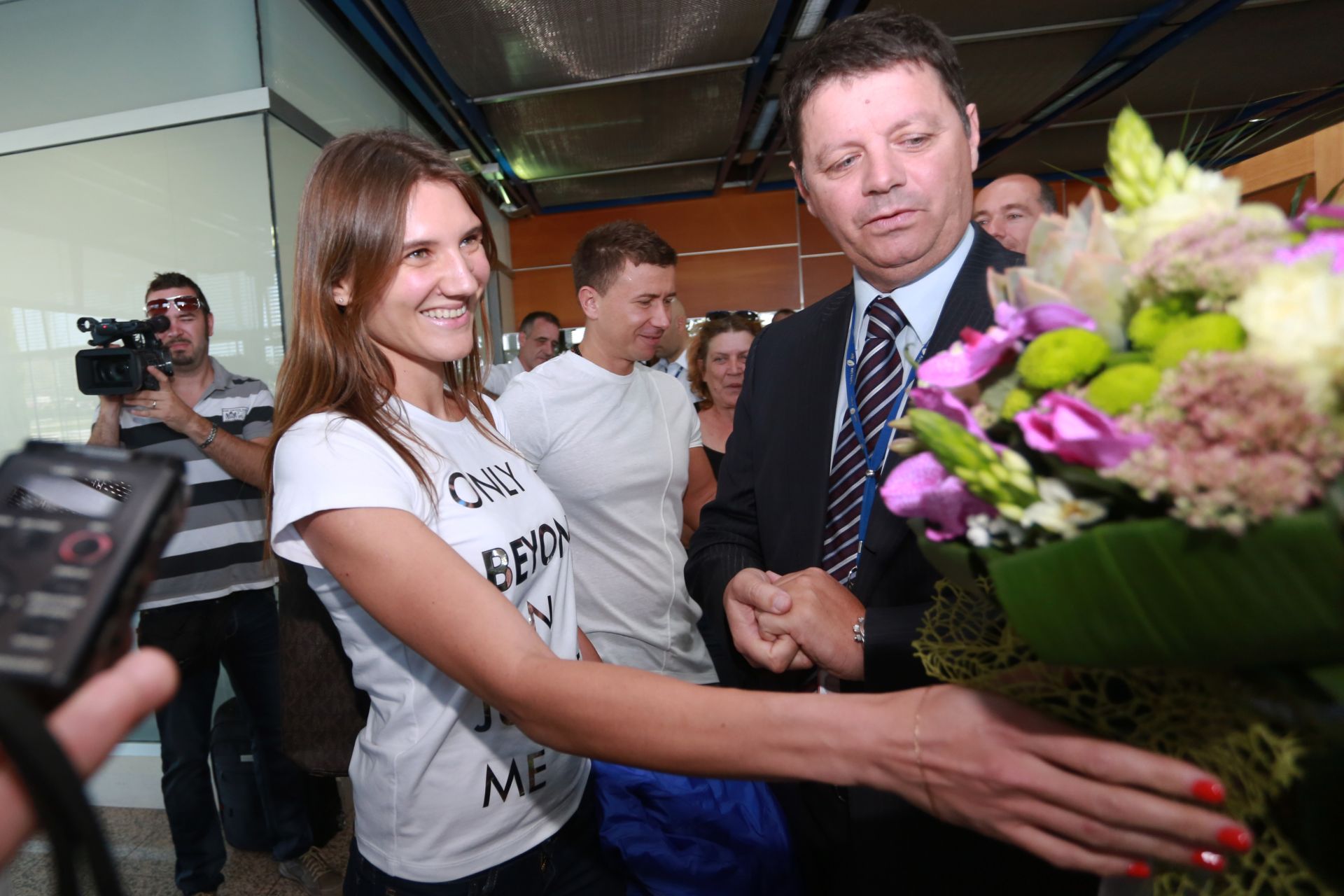 26.09.2016., Split - Zracna luka Split docekala 2-milijuntu putnicu, Tatjanu Kramen iz Ukrajine.  Tatjana Kramen i direktor Luksa Novak. 
Photo: Miranda Cikotic/PIXSELL