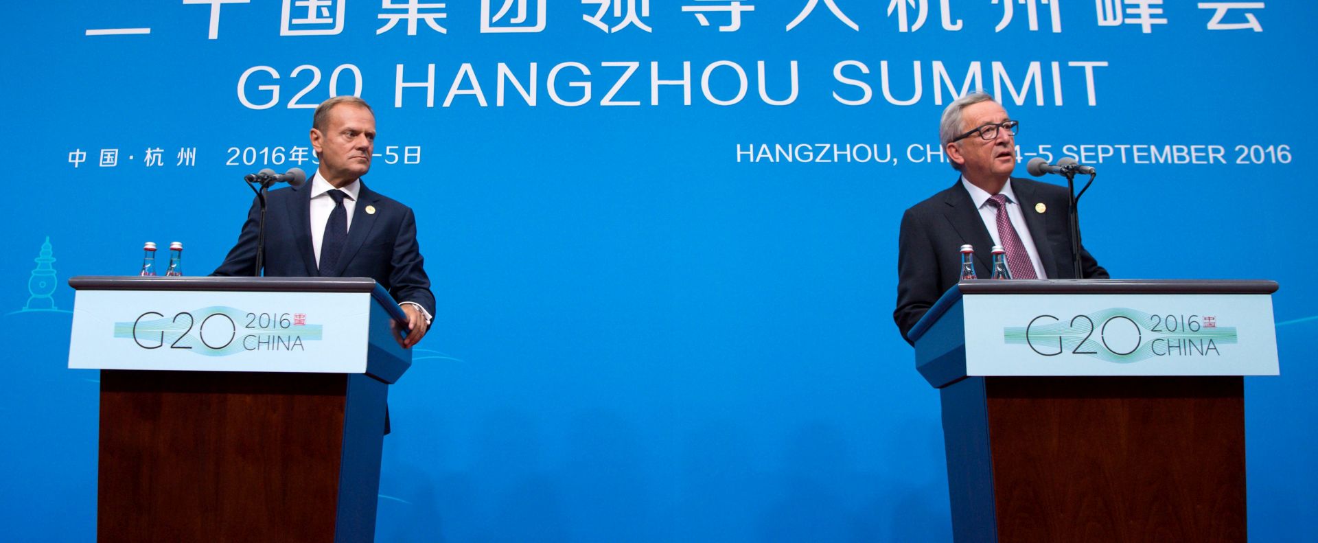 epa05523164 EU Council President Donald Tusk (L) and EU Commission President Jean-Claude Juncker (R) give a press conference within the framework of the G20 Summit in Hangzhou, China, 04 September 2016. The G20 Summit is held in Hangzhou on 04 to 05 September.  EPA/BERND VON JUTRCZENKA