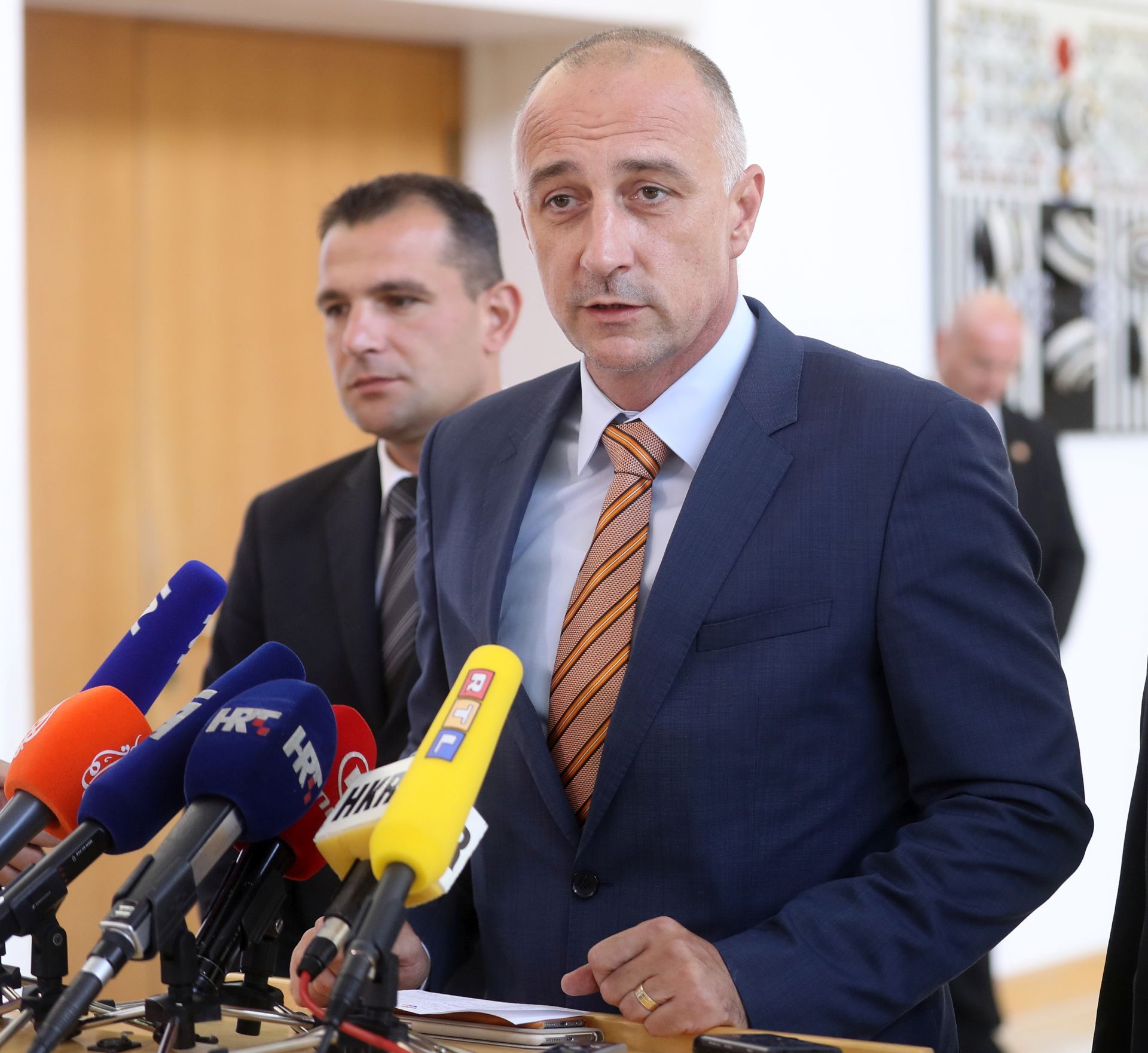 Zagreb, 28.09.2016 - Predsjednica Republike Hrvatske Kolinda Grabar - Kitaroviæ zapoèela je konzultacije s èelnicima parlamentarnih stranaka izabranih u Hrvatski sabor. Na slici predsjednik HNS-a Ivan Vrdoljak, Boris tromar i Matija Posavec.
foto HINA/ Damir SENÈAR /ds