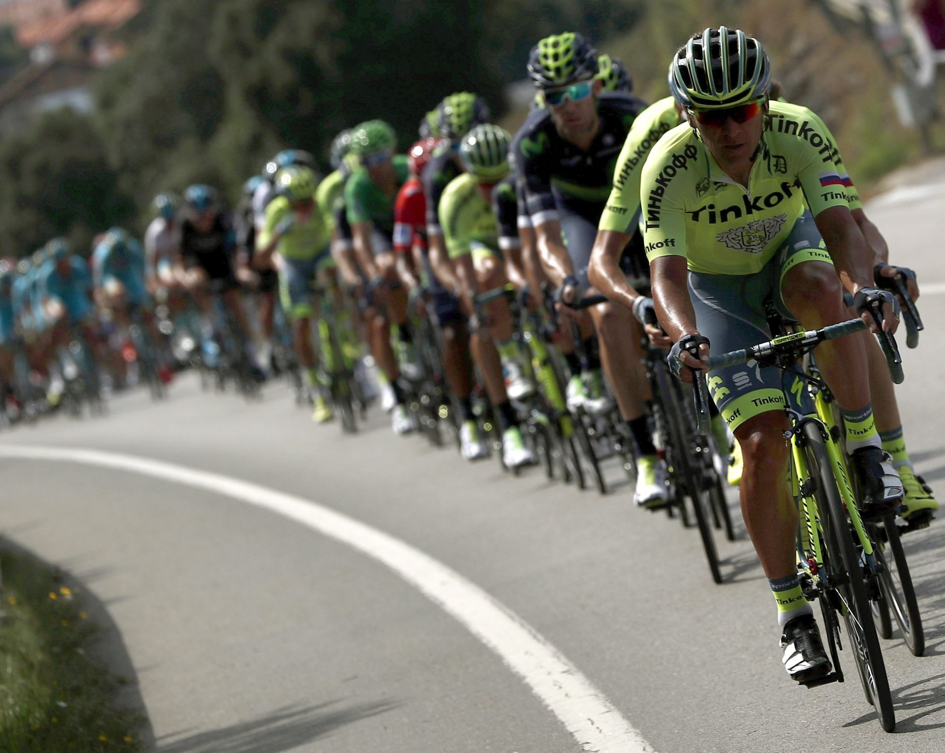 epa05517116 View of the pack during the 11th stage of the 2016 Vuelta a Espana cycling race, over 168.6 km between Colunga and Pena Cabarga, Spain, 31 August 2016.  EPA/JAVIER LIZON