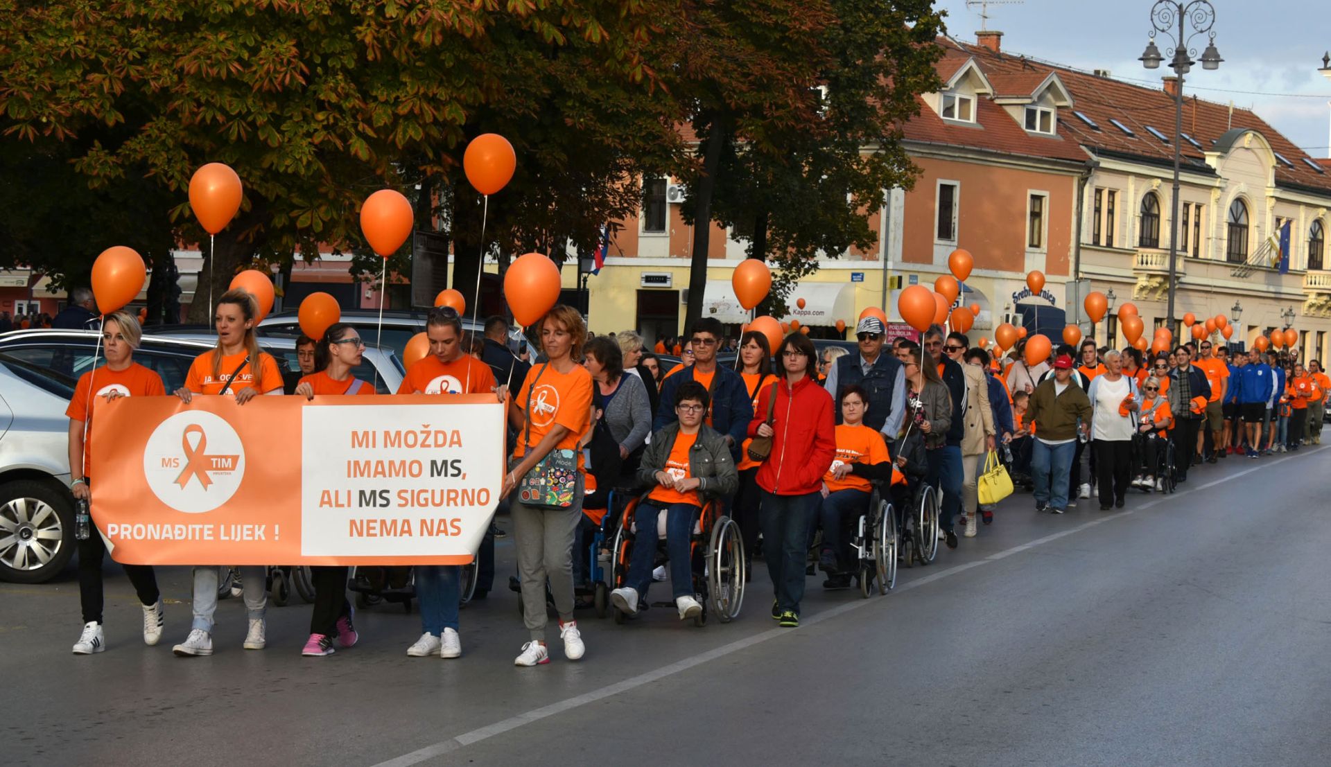 Vinkovci, 26. rujna 2016. - U povodu Nacionalnog dana multiple skleroze, od koje prema podacima Udruge MS Tim Hrvatska, u Hrvatskoj boluje oko 6.000 osoba, u Vinkovcima je u ponedjeljak odran 1. slavonski MS Walk u sklopu kojega je ulicama toga slavonskog grada prolo oko tisuæu sudionika odjevenih u naranèaste majice i noseæi u rukama naranèaste balone.
foto HINA / mm