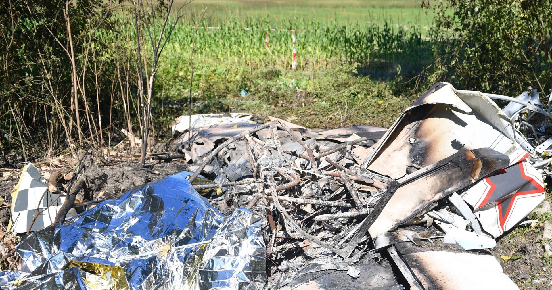 epa05509526 The wreck of a Jak classic plane lies at the edge of a field in Speyer, Germany, 25 August 2016. The pilot died in the crash.  EPA/UWE ANSPACH