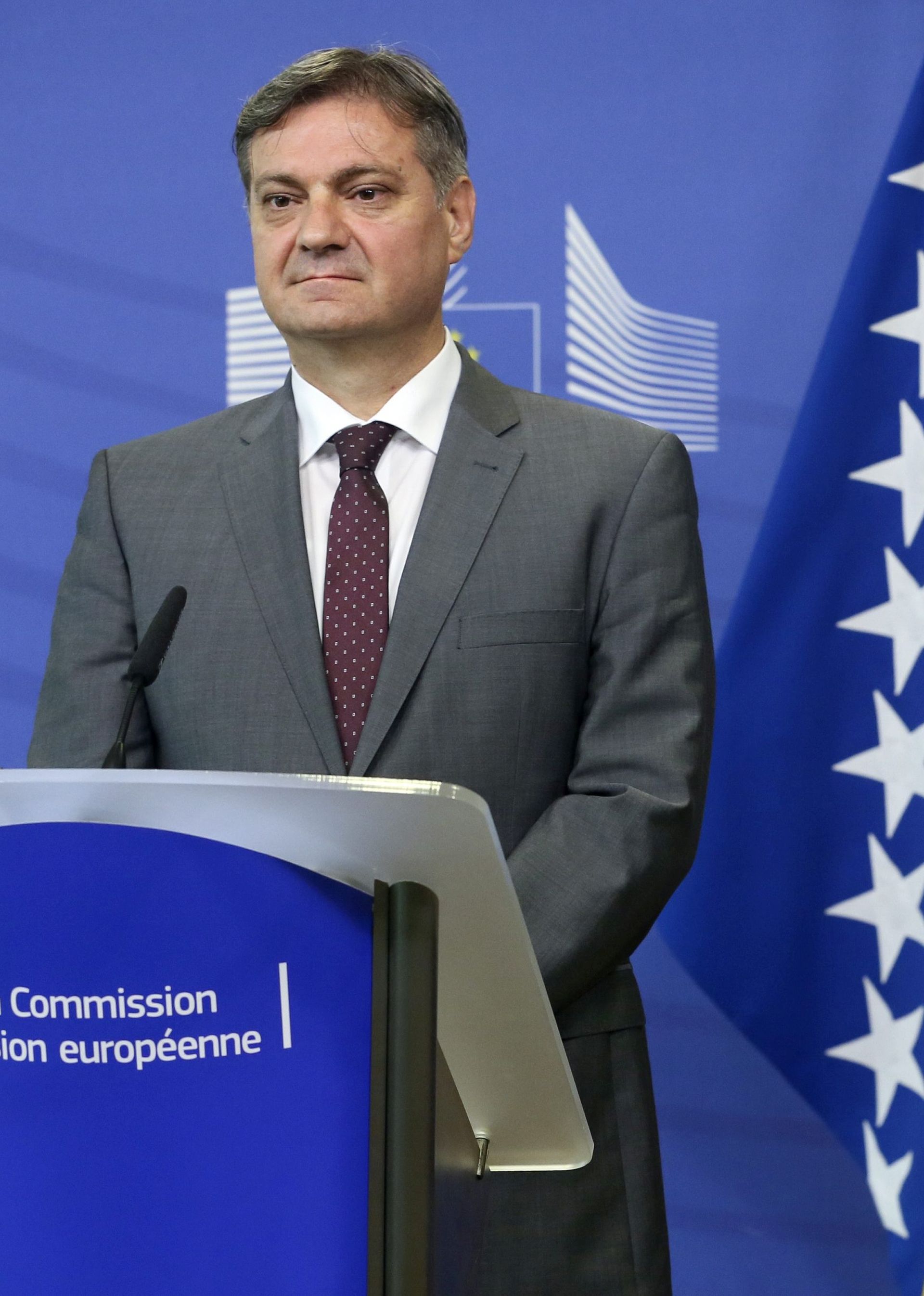 epa05525017 Denis Zvizdic (L), Chairman of the Council of Ministers of Bosnia and Herzegovina, and European Commissioner for Neighbourhood Enlargement Negotiations Johannes Hahn (R) arrive for a joint press conference in Brussels, Belgium, 05 September 2016. Zvizdic is in Brussels on a two-day visit to meet with EU and NATO officials.  EPA/OLIVIER HOSLET