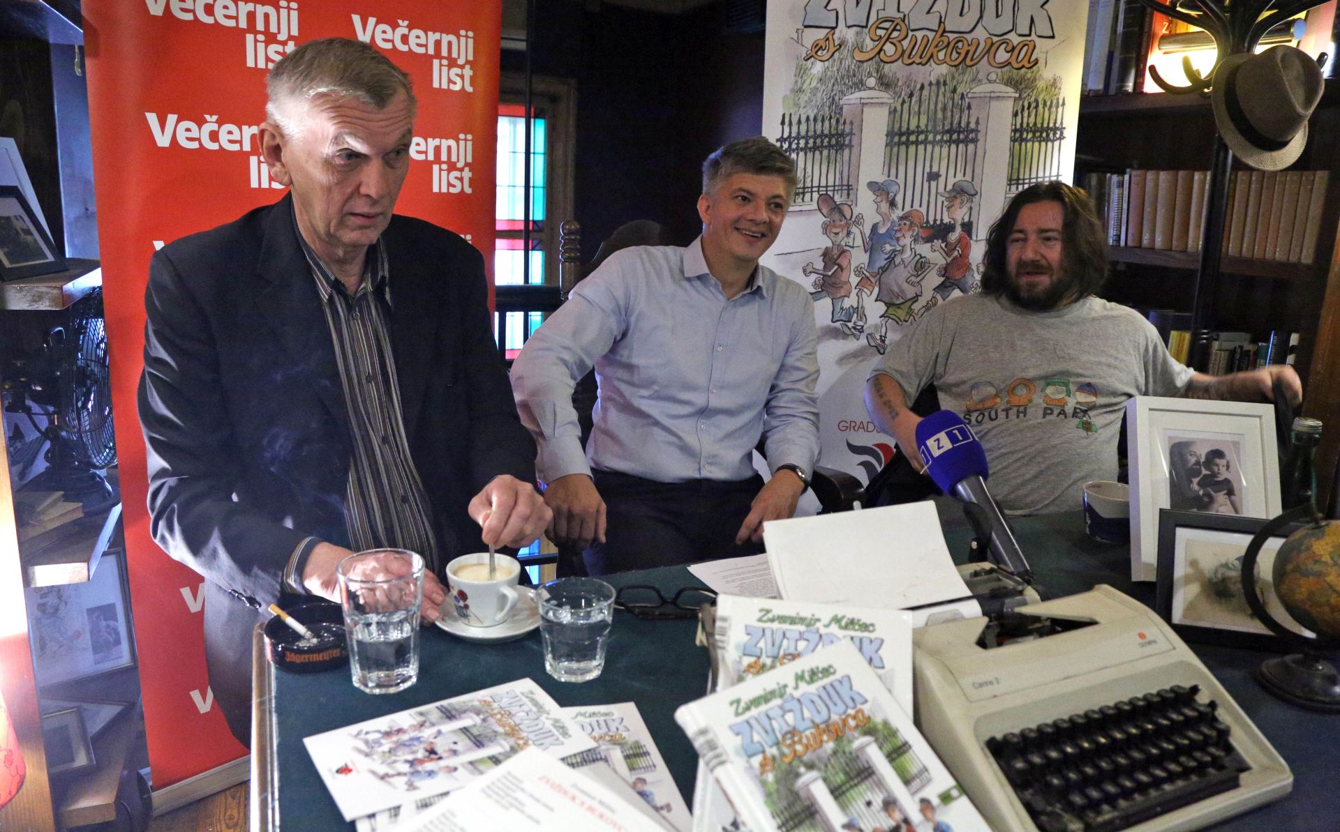 Zagreb, 20.09.2016 - Na konferenciji za novinare najavljena je praizvedba predstave "Zvižduk s Bukovca" nastale po poznatom romanu Zvonimira Milčeca i u režiji Marija Kovača. Na slici redatelj Mario Kovač (D), ravnatelj Gradskoga kazališta Žar ptica Drago Utješanović (S) i pisac i novinar Marijan Grakalić (L).
Foto HINA/ Dario GRZELJ /dag