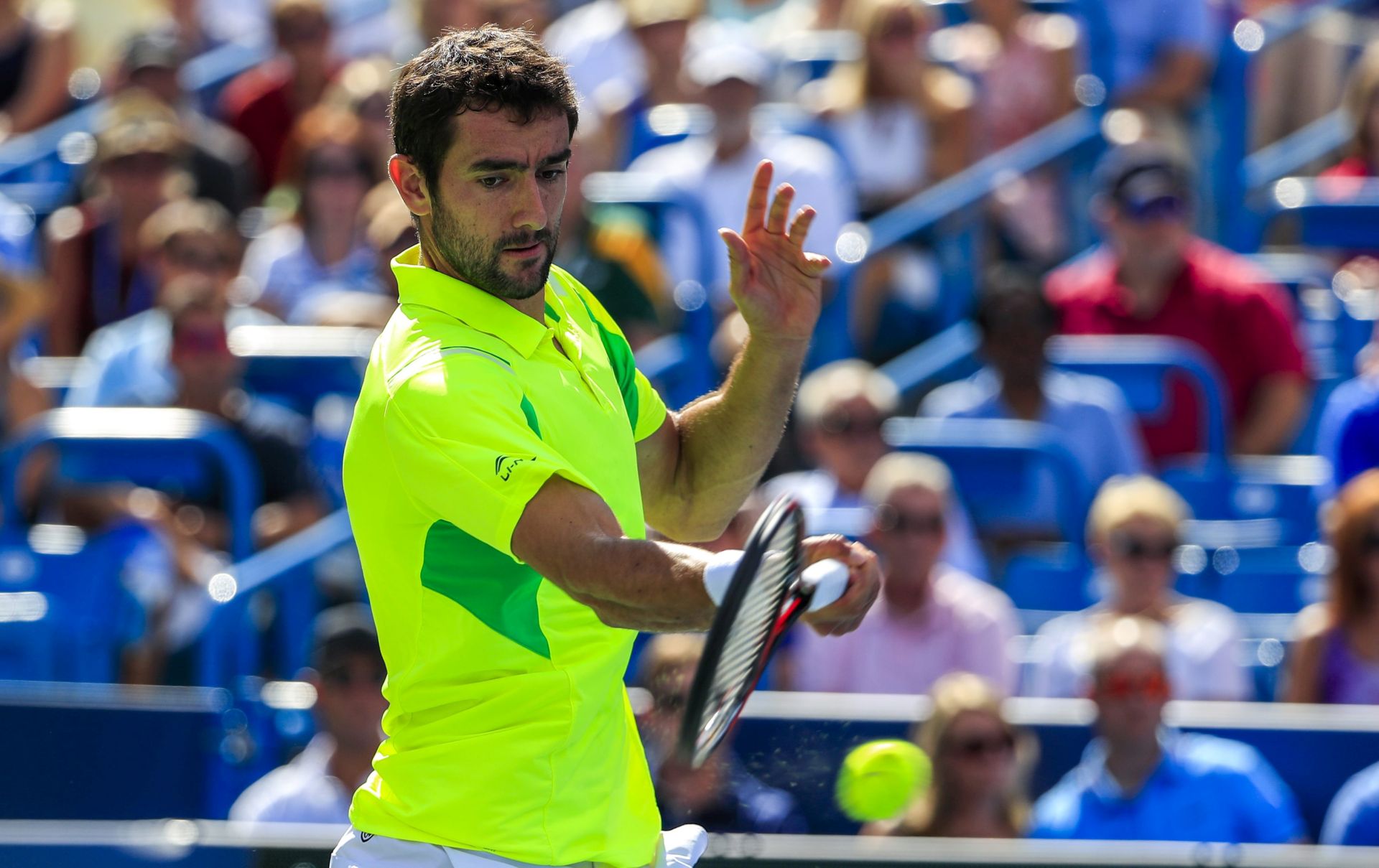 epa05506052 Marin Cilic of Croatia hits a return shot to Andy Murray of Great Britain during the final of the Western & Southern Open tennis championships at the Linder Family Tennis Center in Mason, near Cincinnati, Ohio, USA, 21 August 2016.  EPA/TANNEN MAURY