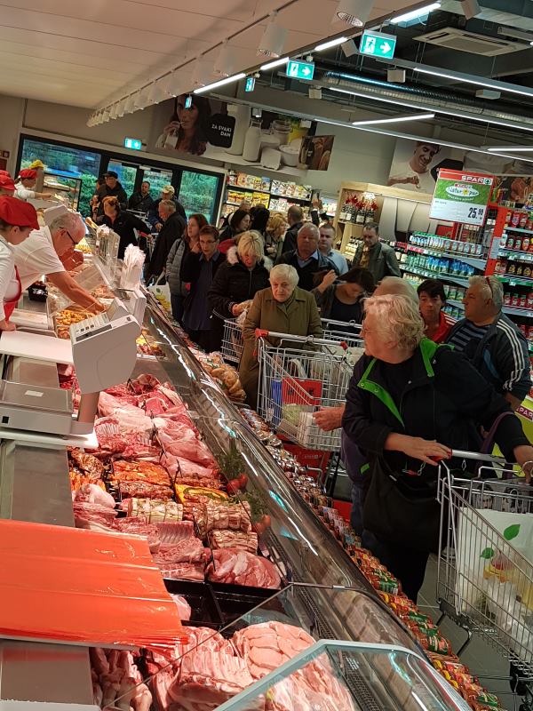 Unutrašnjost novog SPAR supermarketa