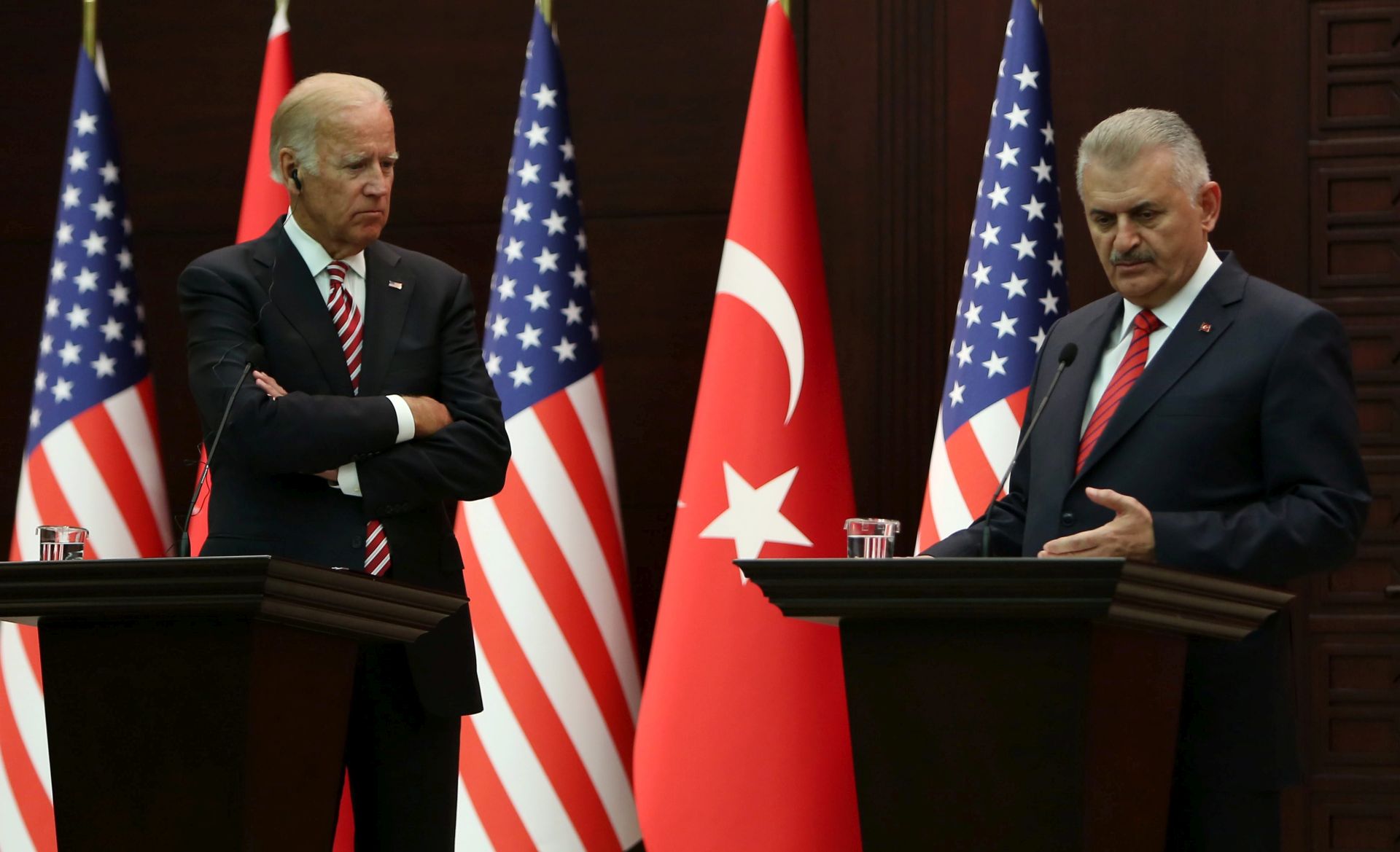 epa05508743 Turkish Prime Minister Binali Yildirim (R) gestures while US Vice President Joe Biden (L) looks on during a joint news conference following their talks in Ankara, Turkey, 24 August 2016. Media reports state that Biden denied that the US had previously known about the failed 15 July coup in Turkey. The extradition of conservative preacher Fethullah Gulen, Turkey believe is the mastermind behind the coup, was being studied, Biden added.  EPA/STRINGER