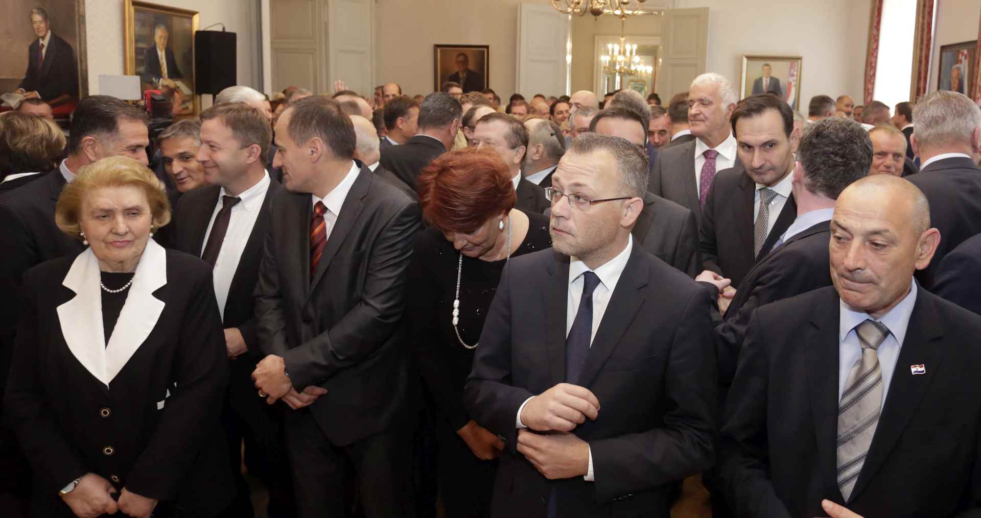 Zagreb, 07.10.2016 -  Hrvatski sabor sveèanim je prijemom obiljeio èetvrt stoljeæa hrvatske neovisnosti i Dan neovisnosti, 8. listopada. Sveèanosti su nazoèili dravni dunosnici, predstavnici politièkog, drutvenog, kulturnog, akademskog ivota te predstavnici vjerskih zajednica, udruga i diplomatskog zbora u Hrvatskoj. Na slici Katica Ivanieviæ,  Zlatko Hasanbegoviæ i Tomo Medved.
foto HINA/ Denis CERIÆ /dc