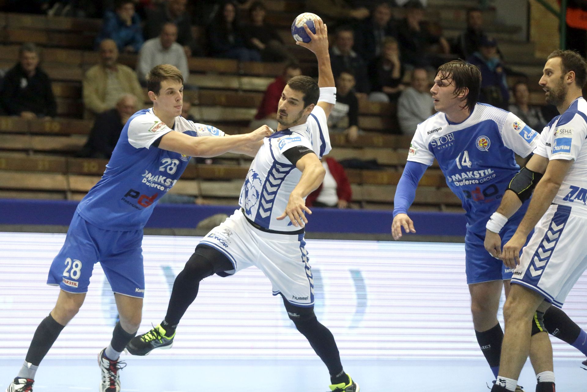 Zagreb, 11.10.2016 - Utakmica regionalne rukometne SEHA lige PPD Zagreb - Metalurg. Na slici Filip Taleski, Josip Valèiæ i Nemanja Obradoviæ.
foto HINA/ Denis CERIÆ /dc