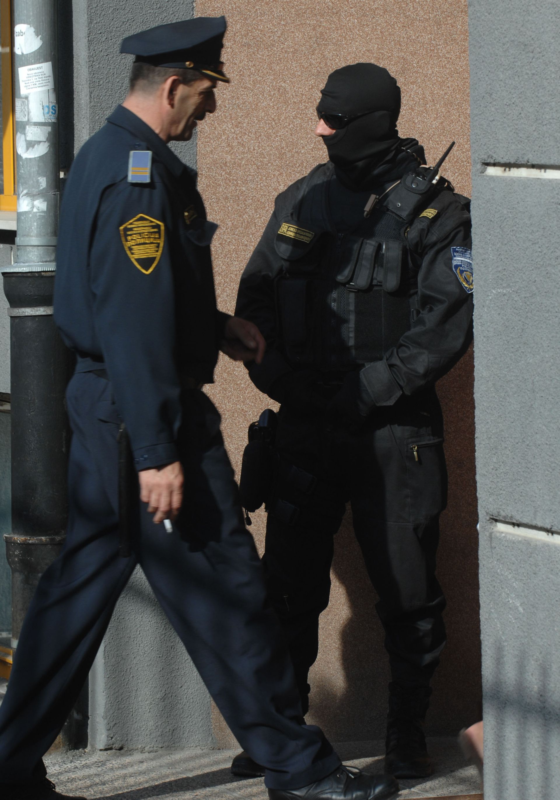 16.09.2009., Sarajevo, BiH - U akciji koju je izvela Agencija za istrage i zastitu BiH (SIPA) pretresen je stan bivseg generala Armije Bosne i Hercegovine Sefera Halilovica, a pripadnici agencije jos uvijek se nalaze ispred zgrade u sarajevskom naselju Grbavica gdje Halilovic stanuje. Bivsi general nije uhapsen. Na lokacijama u Sarajevu, Mostaru, Bihacu i Konjicu po nalogu Tuziteljstva BiH uhicene su cetiri osobe: Nedzad Hodzic zvani John Wayne, Mensur Memic zvani Menta, Dzevad Salcin zvani Struja i Senad Hakalovic. Nesluzbeno se doznaje da su uhiceni ratni zapovjednici postrojbi osumnjiceni za ratni zlocin nad Hrvatima na podrucju konjicke Trusine. Photo: Zoran Grizelj/Vecernji list