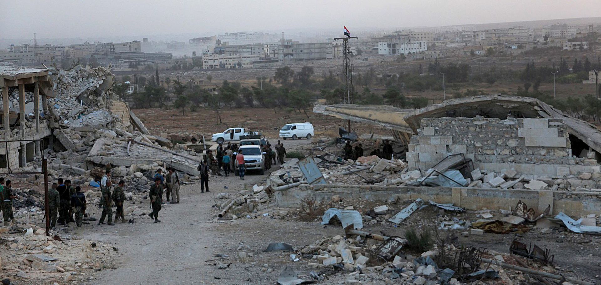 epa05567473 A handout picture made available by Syrian Arab news agency SANA shows Syrian army soldiers inside farms Southwest of Handarat Palestinian refugee camp in Aleppo province, Syria,  02 October 2016. According to SANA, Syrian army units in cooperation with the supporting forces established control over al-Kindi Hospital completely and the western vicinities of al-Shqeif area, al-Hamra hill and 16 farms to the southwest of Handarat camp in Aleppo.  EPA/SANA HANDOUT  HANDOUT EDITORIAL USE ONLY/NO SALES