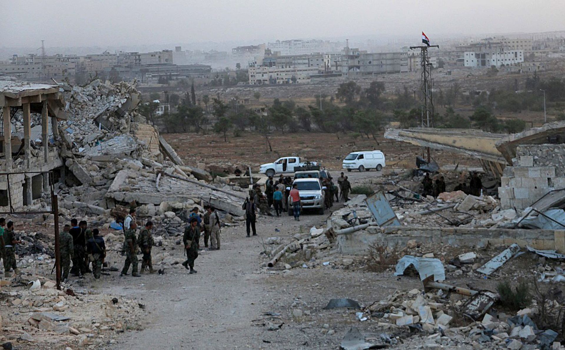 epa05567473 A handout picture made available by Syrian Arab news agency SANA shows Syrian army soldiers inside farms Southwest of Handarat Palestinian refugee camp in Aleppo province, Syria,  02 October 2016. According to SANA, Syrian army units in cooperation with the supporting forces established control over al-Kindi Hospital completely and the western vicinities of al-Shqeif area, al-Hamra hill and 16 farms to the southwest of Handarat camp in Aleppo.  EPA/SANA HANDOUT  HANDOUT EDITORIAL USE ONLY/NO SALES