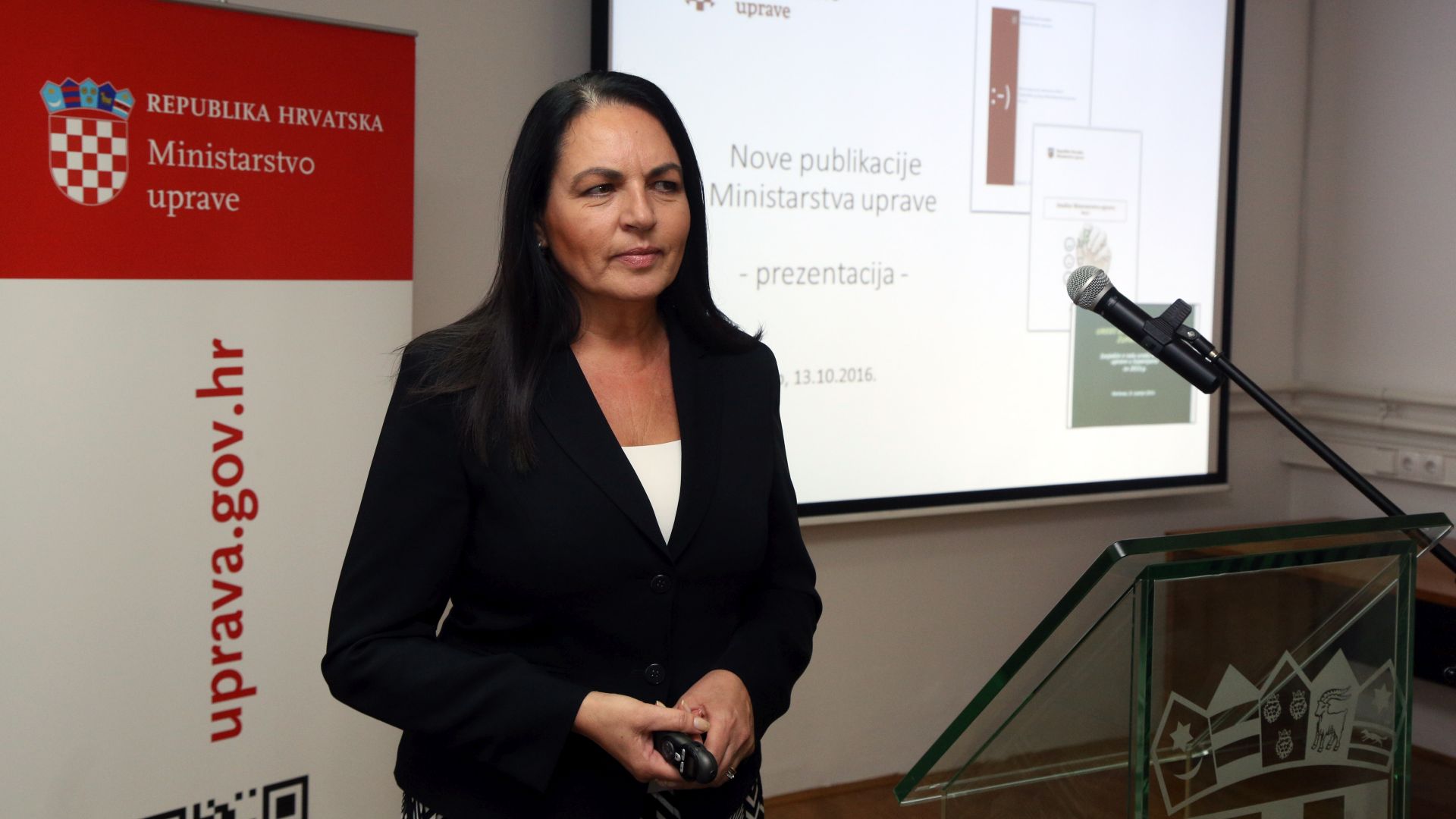 Zagreb, 13.10.2016 - Ministrica uprave Dubravka Jurlina Alibegović predstavila je nove publikacije Ministarstva uprave i to 4. broj Statističkog prikaza, 2. broj Analize Ministarstva uprave na temu Ocjenjivanja državnih službenika te Izvješće o radu ureda državne uprave u županijama za 2015. godinu.
Foto Hina/ Dario GRZELJ/ dag