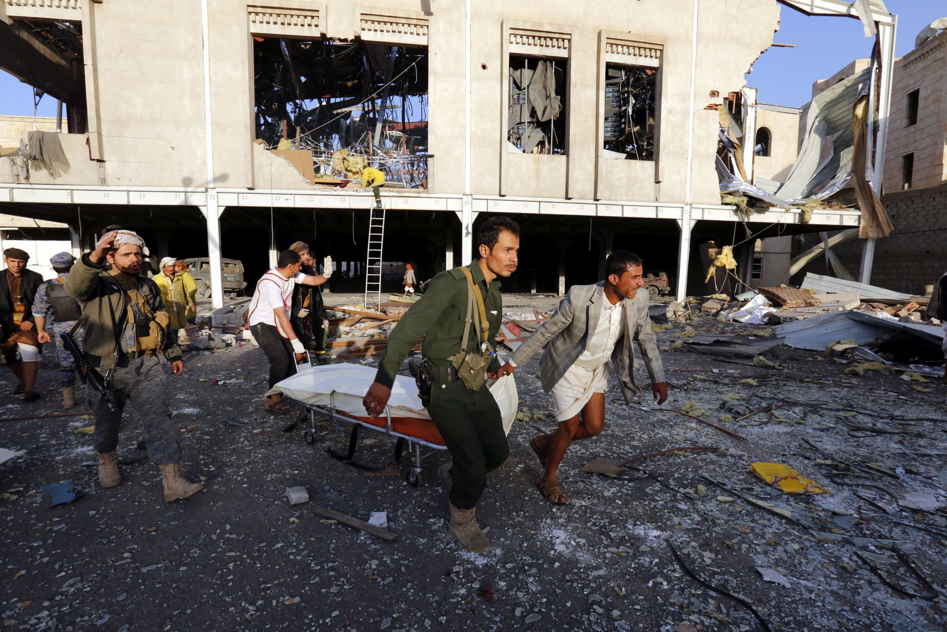 epa05576772 Yemenis carry the body of a victim of Saudi-led airstrikes that hit a funeral ceremony in Sanaa, Yemen, 08 October 2016. According to reports, at least 82 Yemenis were killed and more than 534 injured when Saudi-led airstrikes hit a funeral hall filled with mourners in the Yemeni capital Sanaa.  EPA/YAHYA ARHAB