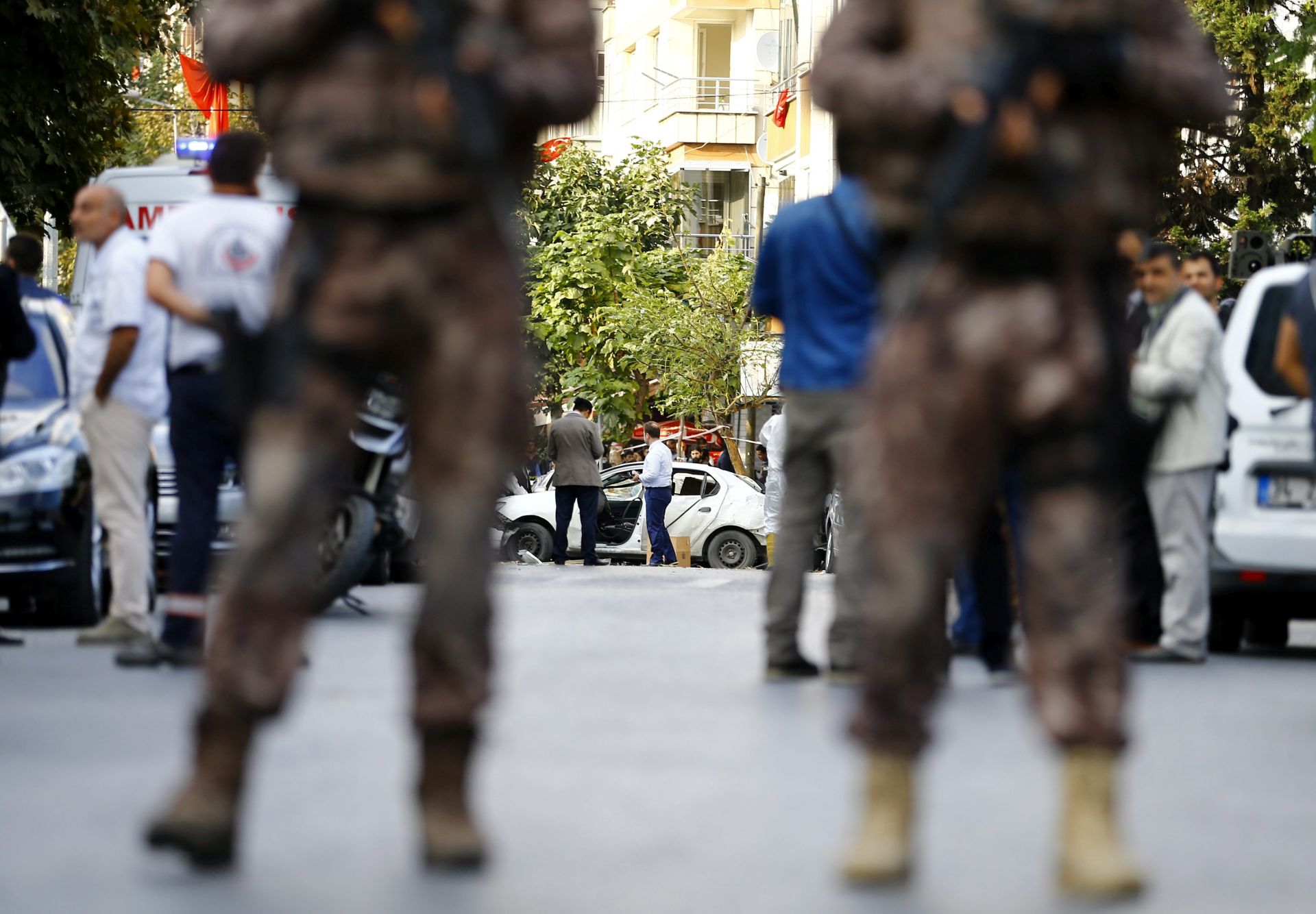 epa05572995 Turkish forensic police officers search the area for evidence after an explosion near a local police station in Istanbul, Turkey, 06 October 2016. At least five people were wounded in an explosion near a police station at Yenibosna District, local media reported.  EPA/SEDAT SUNA