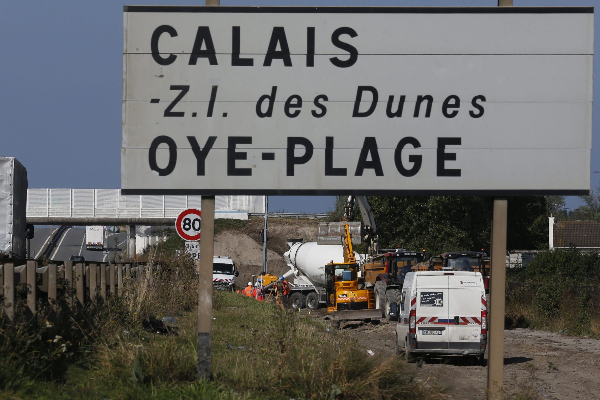 epa05550514 Construction work on a British financed wall near the so-called Jungle migrant camp in Calais, northern France 21 September 2016. The wall will run for 1km along both sides of the main road to the Calais port. The cost of the construction is reported to be 1.9 million GBP or 2.21 million euros is expected to be completed by the end of 2016.  EPA/THIBAULT VANDERMERSCH
